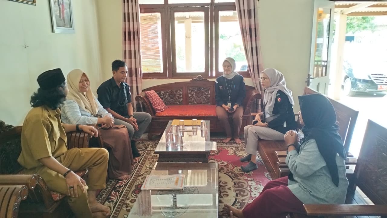 Anggota Bawaslu Kabupaten Semarang, Muharom Al Rosyid melakukan pengawasan di Kecamatan Suruh