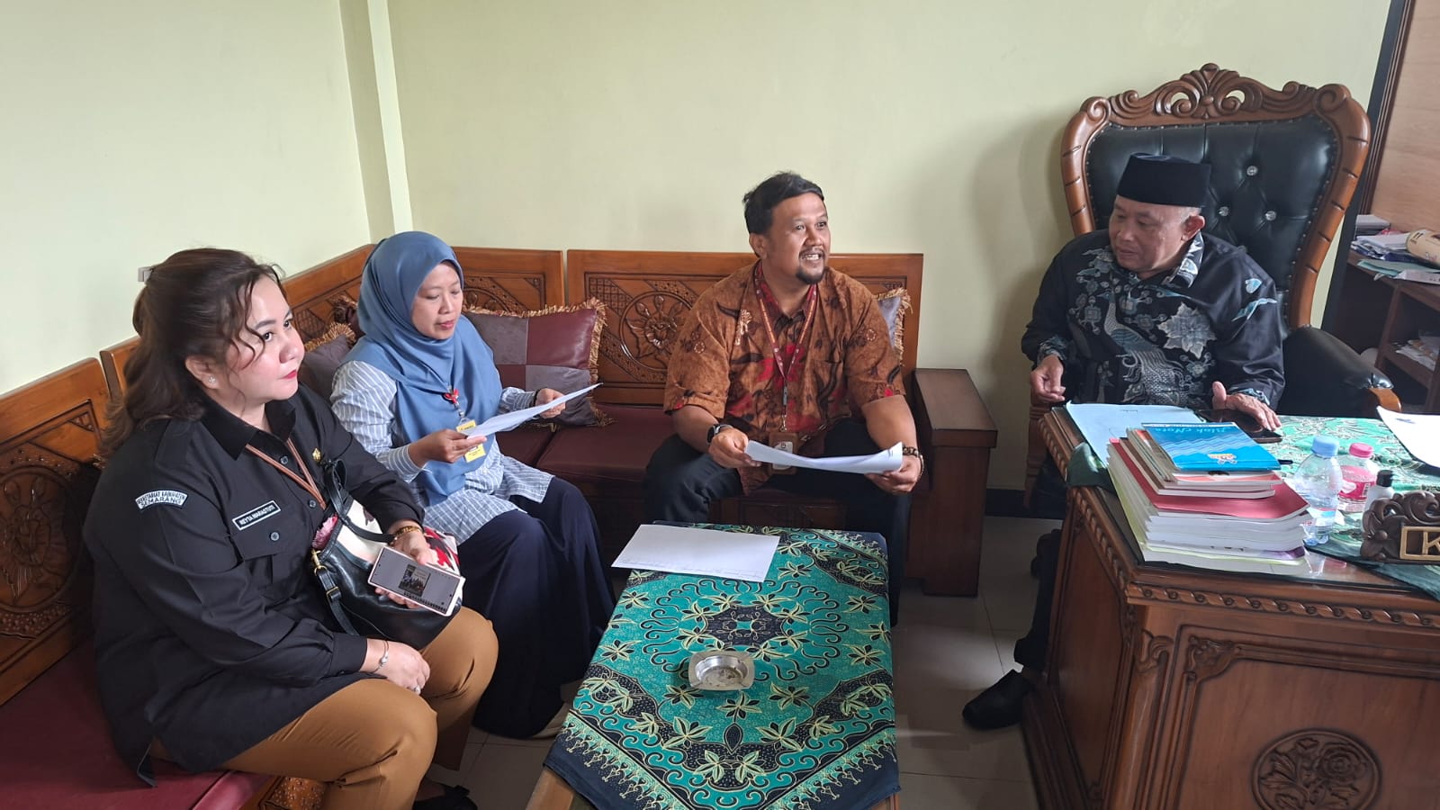 Anggota Bawaslu Kabupaten Semarang, Ummi Nu'amah, S.Pd. Bersama Ketua KPU Kab. Semarang, Bambang Setyono SH didampingi Kades Candi Bandungan, Sudarwanto Melakukan Verifikasi Data Pemilih , 3 Desember 2025