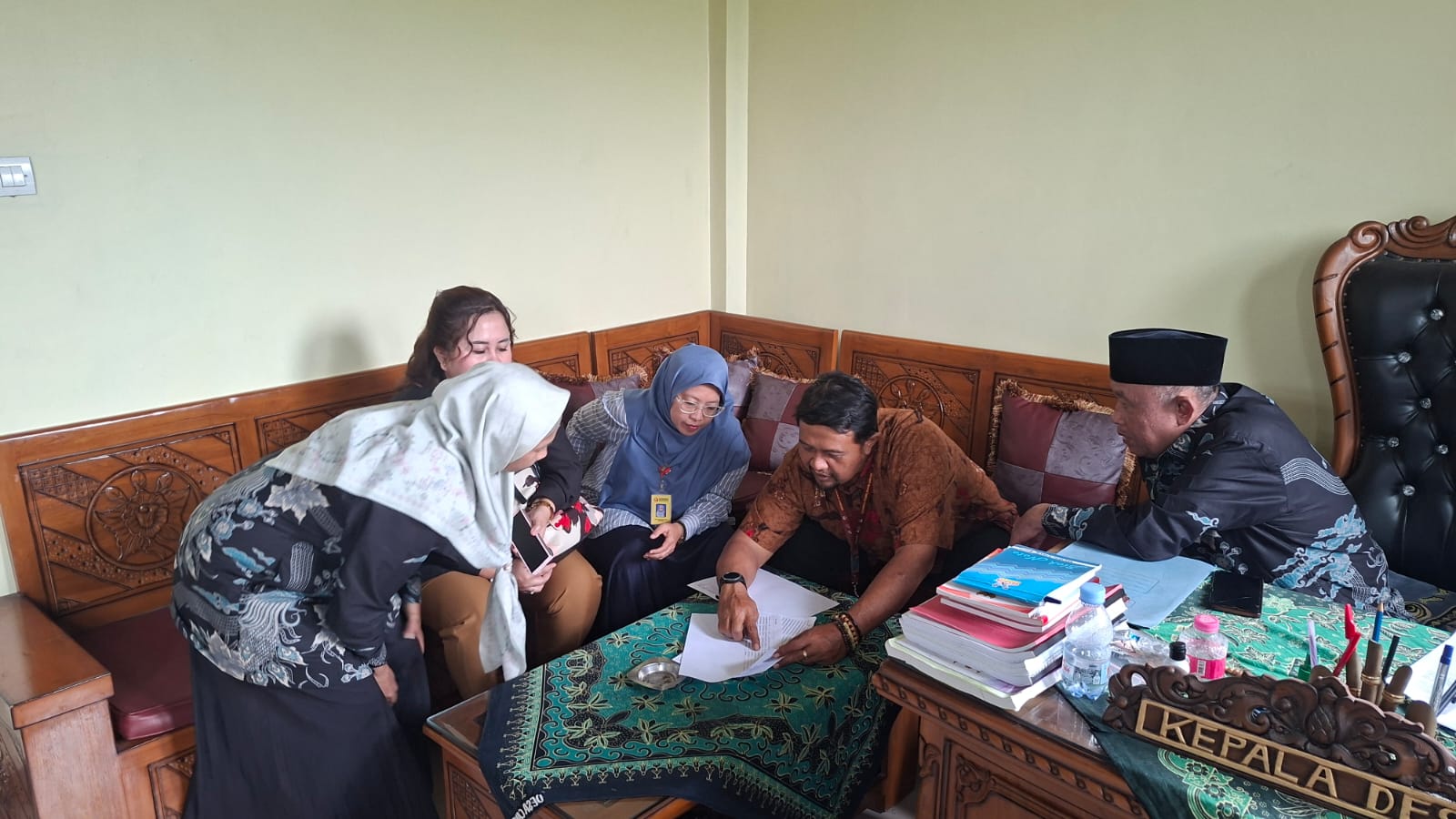 Anggota Bawaslu Kabupaten Semarang, Ummi Nu'amah, S.Pd. Bersama Ketua KPU Kab. Semarang, Bambang Setyono SH didampingi Kades Candi Bandungan, Sudarwanto Melakukan Verifikasi Data Pemilih , 3 Desember 2025