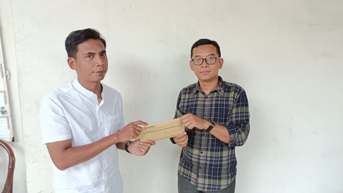 Anggota Bawaslu Kabupaten Semarang, Muharom Al Rosyi (kiri) menyampaikan Saran Perbaikan kepada KPU Kabupaten Semarang Agus Setiyoko (kanan).