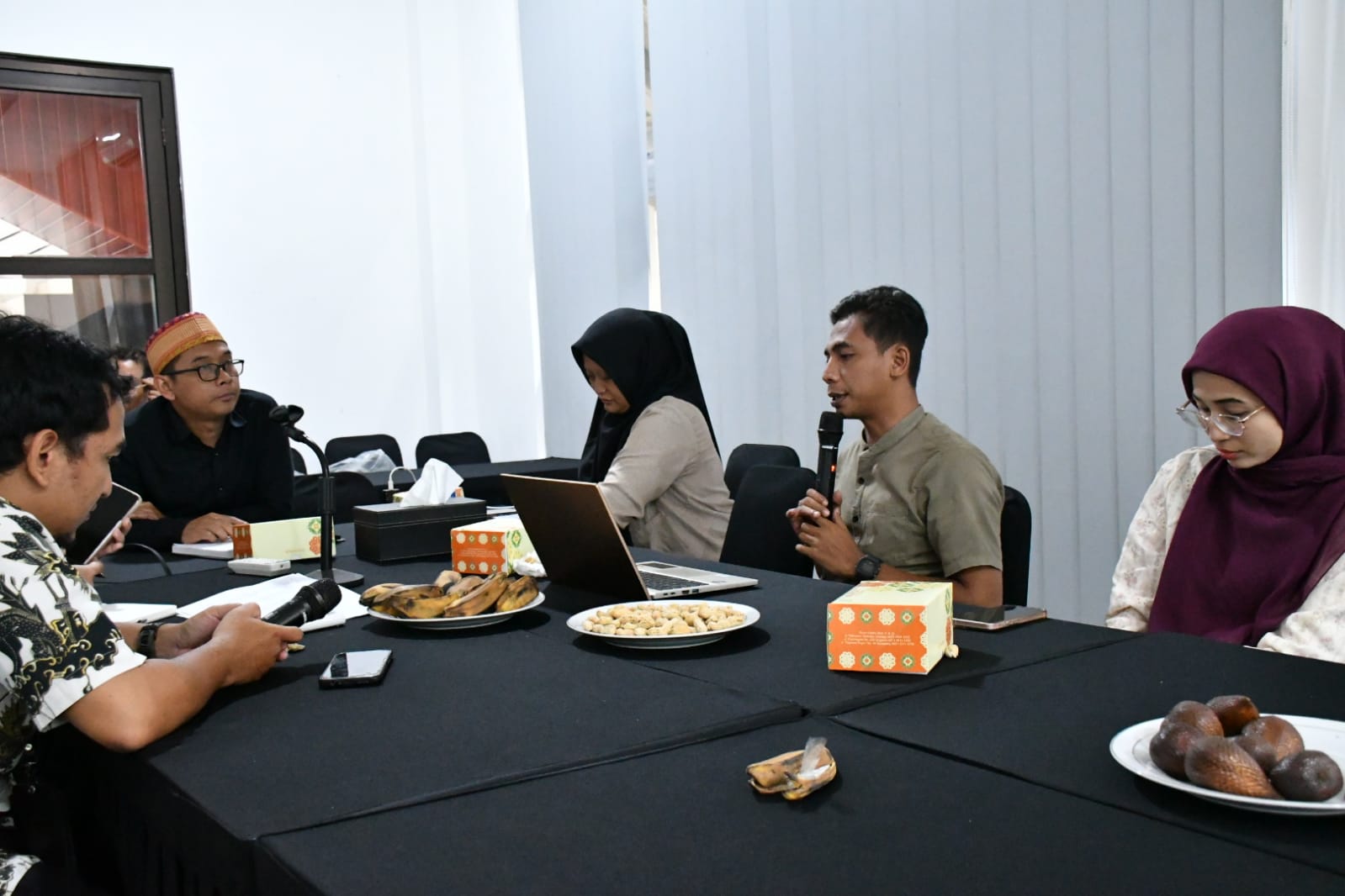 Anggota Bawaslu Kabupaten Semarang Divisi Pencegahan, Parmas dan Humas, Muharom Al Rosyid (kedua kanan) menyampaikan tanggapan dan masukan pada sinkronisasi DPB yang digelar pada Jumat, 5 Desember 2025.