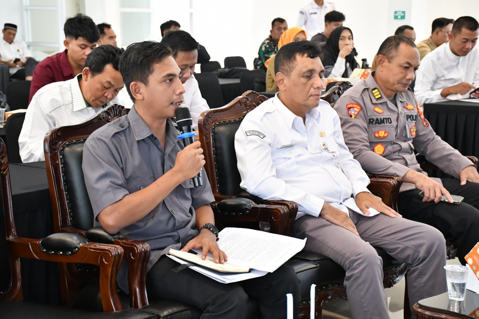 Anggota Bawaslu Kabupaten Semarang, Muharom Al Rosyid (kiri) menyampaikan tanggapan dan masukan pada Rapat Pleno Rekapitulasi Daftar Pemilih Berkelanjutan Triwulan IV Tahun 2025 (8/12/2025)