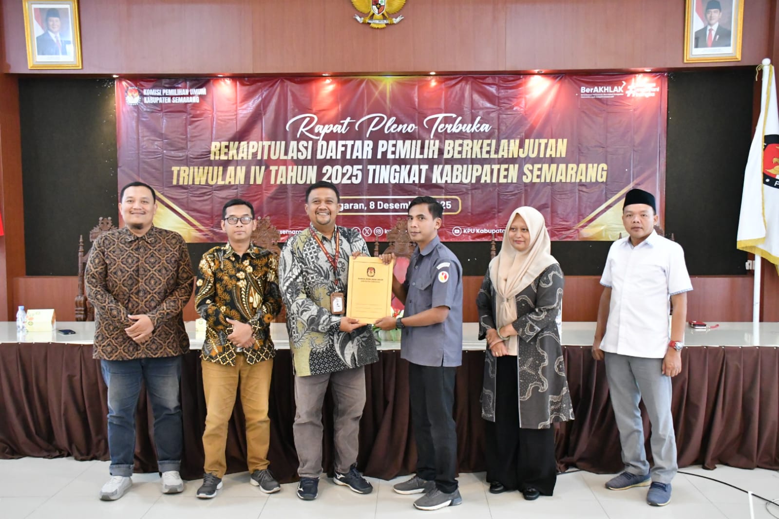 Penyerahan Berita AcaraPleno Rekapitulasi Daftar Pemilih Berkelanjutan Triwulan IV Tahun 2025 (8/12/2025)