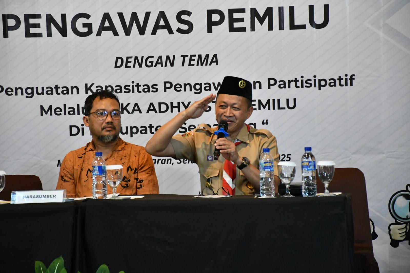 Wakil Ketua Pramuka Kwarcab Semarang, Gogo Widyatmoko (kanan) dalam kegiatan Penguatan Kapasitas Kelembagaan Pengawas Pemilu di Kabupaten Semarang, Selasa 16 Desember 2025
