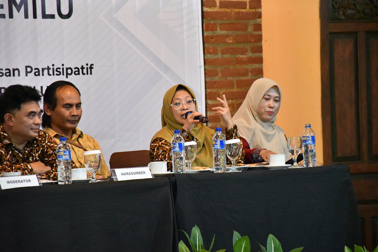 Koordinator Divisi Hukum dan Penyelesaian Sengketa Bawaslu Kabupaten Semarang, Ummi Nu'amah (dua dari kanan) dalam kegiatan penguatan kelembagaan pengawas pemilu di Melva Balemong, Ungaran, Selasa 16 Desember 2025