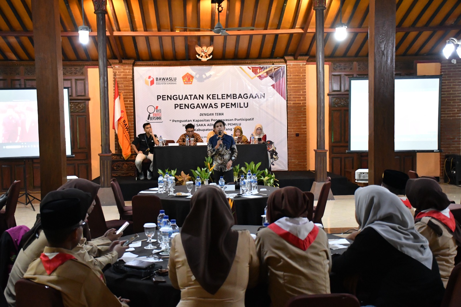 Koordinator Divisi Pencegahan, Parmas dan Humas Bawaslu Kabupaten Semarang, Muharom Al Rosyid (berdiri) dalam kegiatan Penguatan Kelembagaan Pengawas Pemilu di Melva Balemong, Ungaran, Selasa 16 Desember 2025