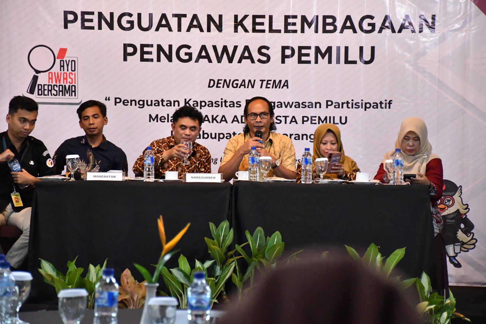 Ketua Bawaslu Kabupaten Semarang, Agus Riyanto (tengah) dalam kegiatan Penguatan Kelembagaan Pengawas Pemilu di Melva Balemong, Selasa 16 Desember 2025