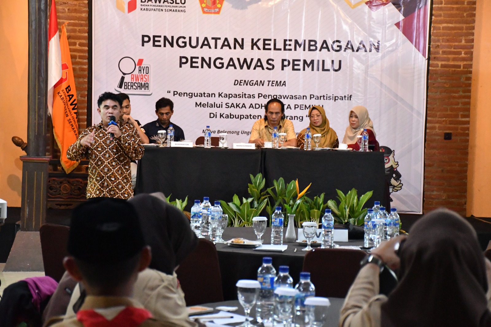 Koordinator Divisi Penanganan Pelanggaran dan Datin Bawaslu Kabupaten Semarang, Nurkus Budiyantomo (berdiri) dalam kegiatan Penguatan Kelembagaan Pengawas Pemilu di Kabupaten Semarang, Selasa 16 Desember 2025