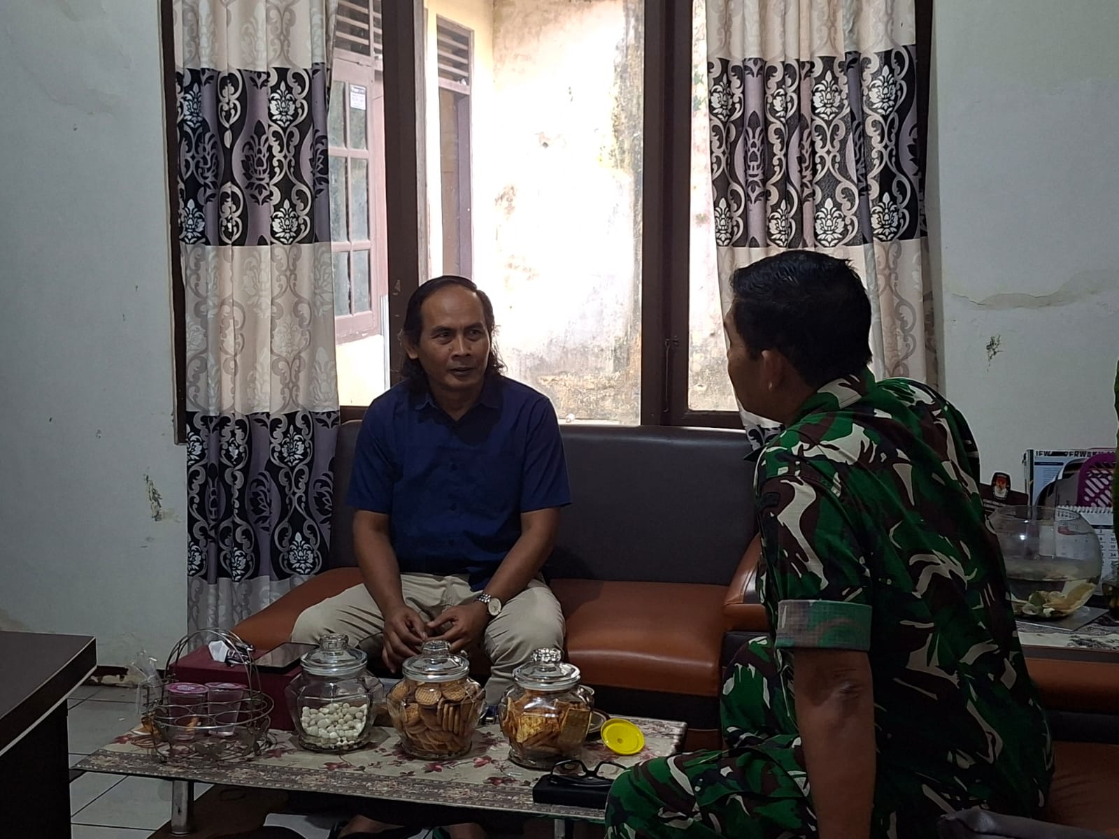 Ketua Bawaslu Kabupaten Semarang, Agus Riyanto (kiri) menerima kunjungan Perwira Penghubung baru terlantik, Mayor Inf Agung Budiyono (kanan) pada Jum'at, 2 Januari 2025.