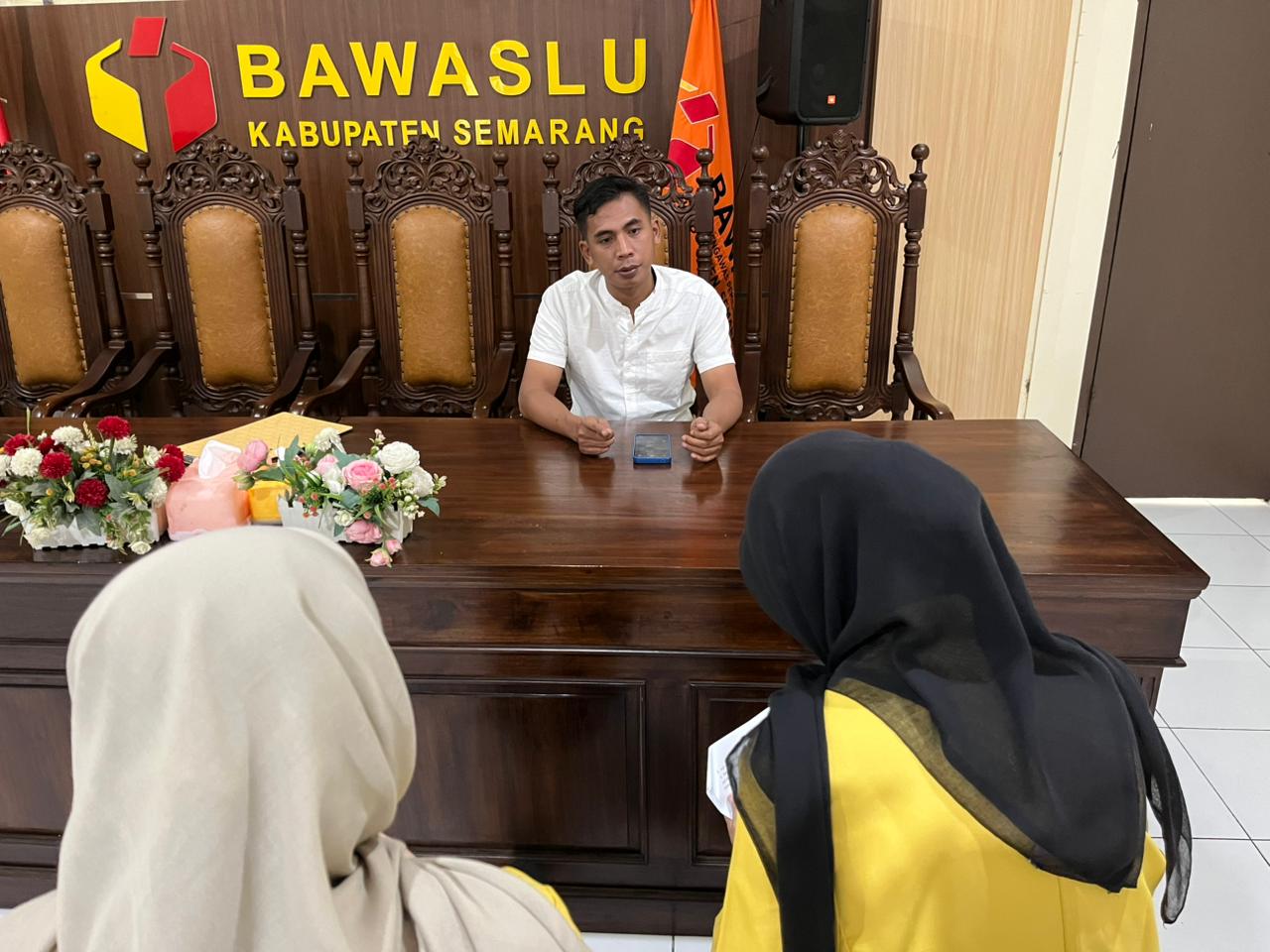 Muharom Al Rosyid (tengah) menerima permohonan penelitian bertema “Strategi Pencegahan Praktik Money Politics melalui Desa Anti Politik Uang (DAPU)” pada Rabu, 14 Januari 2025 di Kantor Bawaslu Kabupaten Semarang.