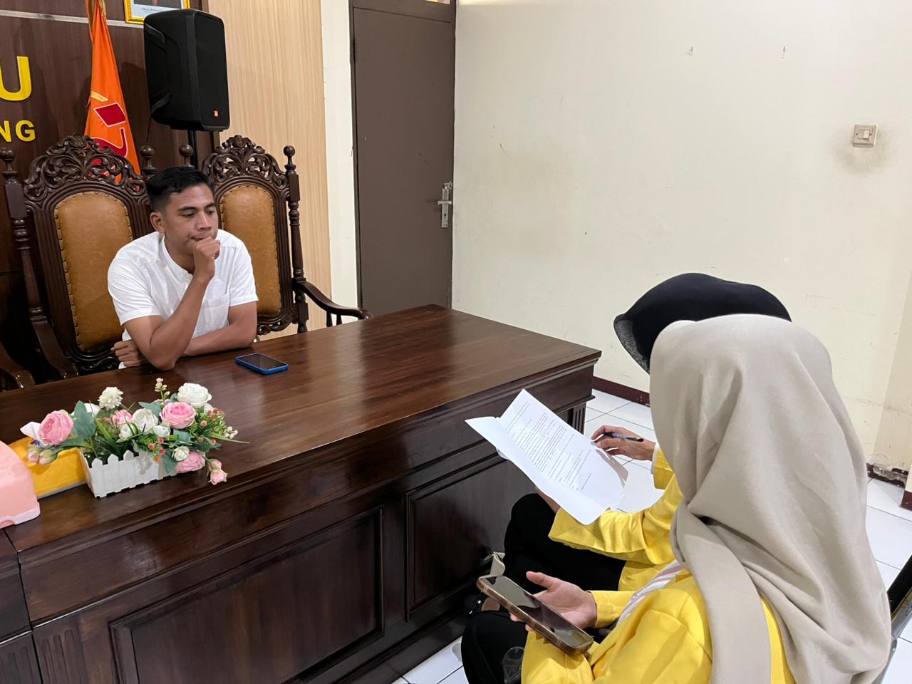 Anggota Bawaslu Kabupaten Semarang, Muharom Al Rosyid (kiri pertama) menerima permohonan penelitian yang dilakukan oleh Indriati Ayu Astutik pada Rabu, 14 Januari 2025.