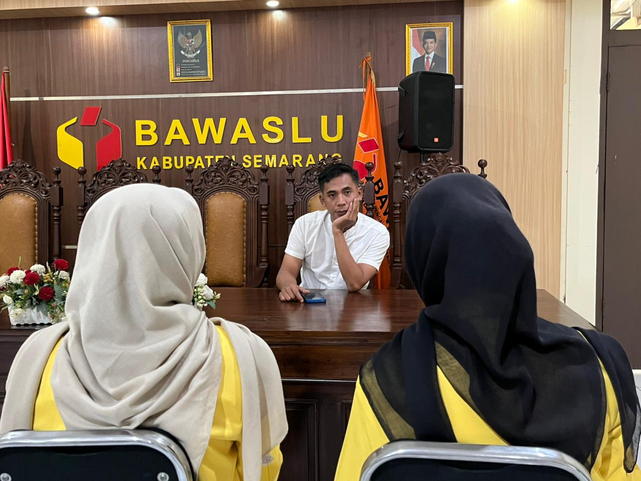 Anggota Bawaslu Kabupaten Semarang, Muharom Al Rosyid (tengah) dalam Wawancara Penelitian dari Universitas Negeri Semarang (UNNES), Rabu, 14 Januari 2026