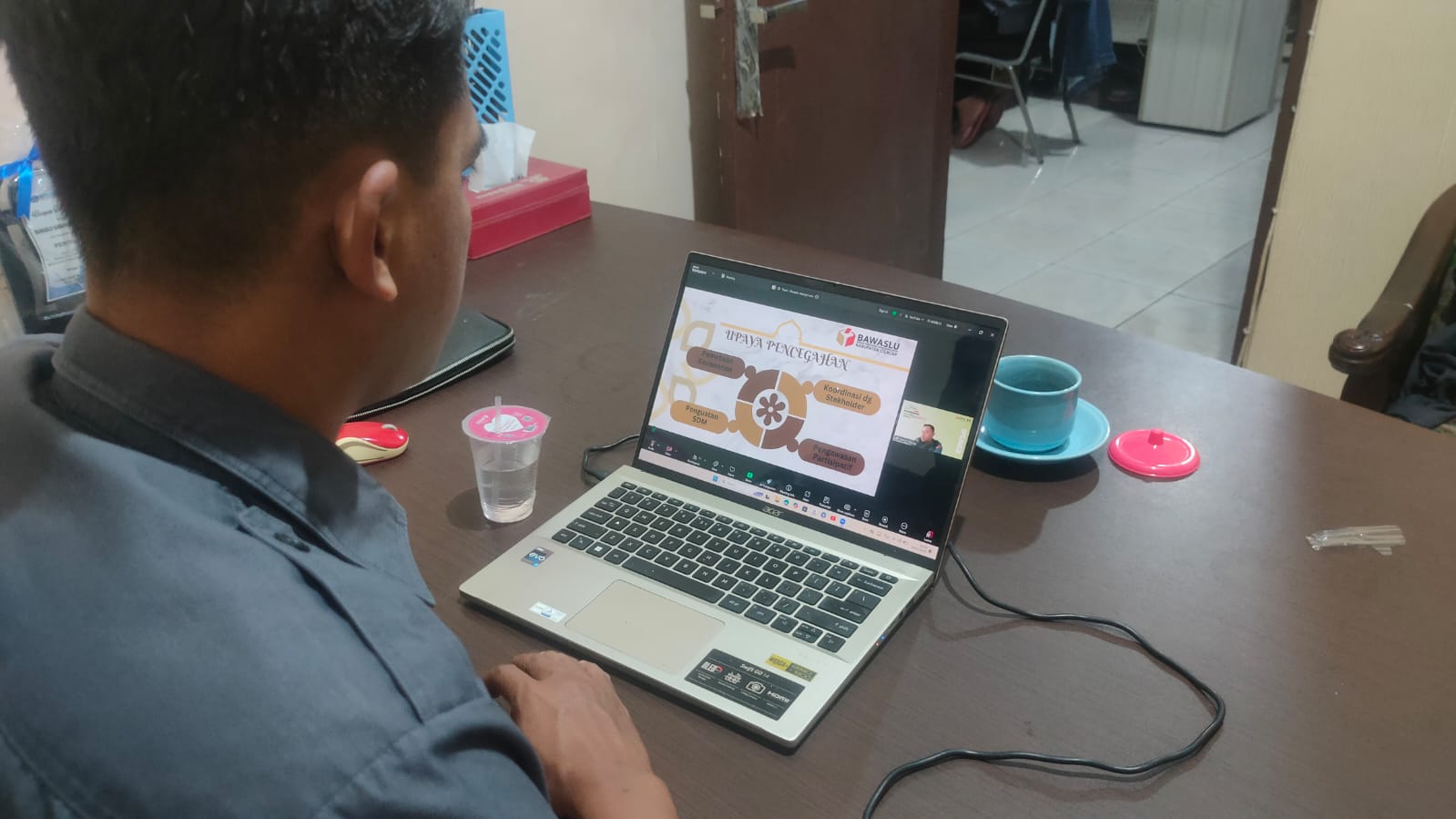 Anggota Bawaslu Kabupaten Semarang, Muharom Al Rosyid Ikuti Pojok Pengawasan Bawaslu Provinsi Jawa Tengah pada Senin, 19 Januari 2025.