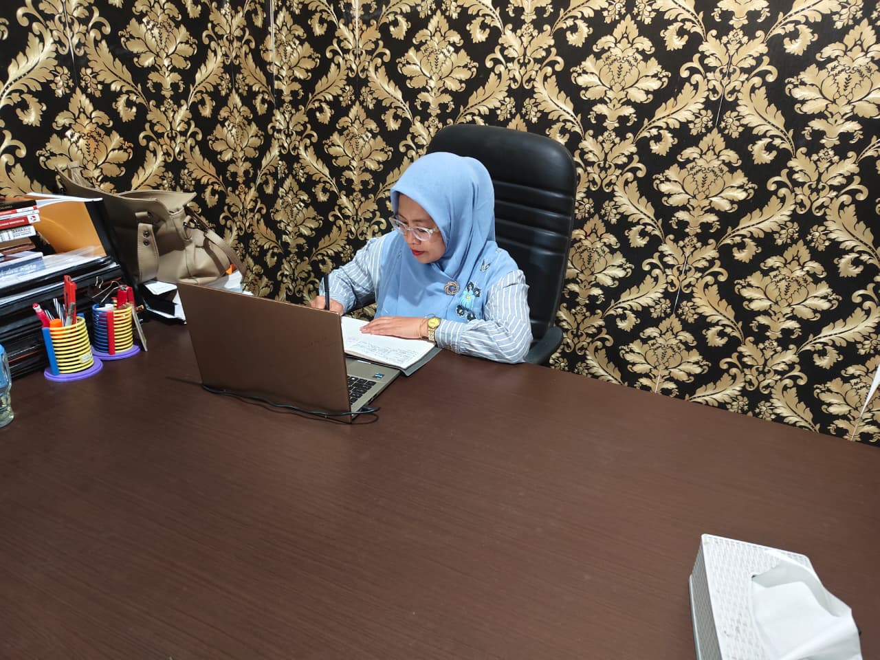 Ummi Nu'amah Kordiv Hukum dan Penyelesaian Sengketa Bawaslu Kab. Smg Mengikuti Zoom Meeting Rakor PDPPB 