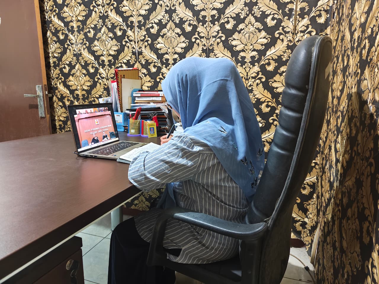 Ummi Nu'amah Kordiv Hukum dan Penyelesaian Sengketa Bawaslu Kab. Smg Mengikuti Zoom Meeting Rakor PDPPB 