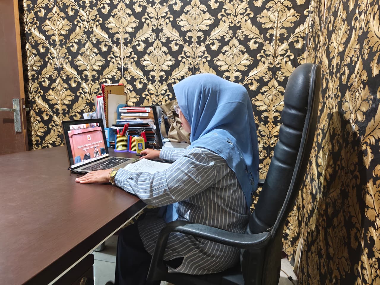 Ummi Nu'amah Kordiv Hukum dan Penyelesaian Sengketa Bawaslu Kab. Smg Mengikuti Zoom Meeting Rakor PDPPB 