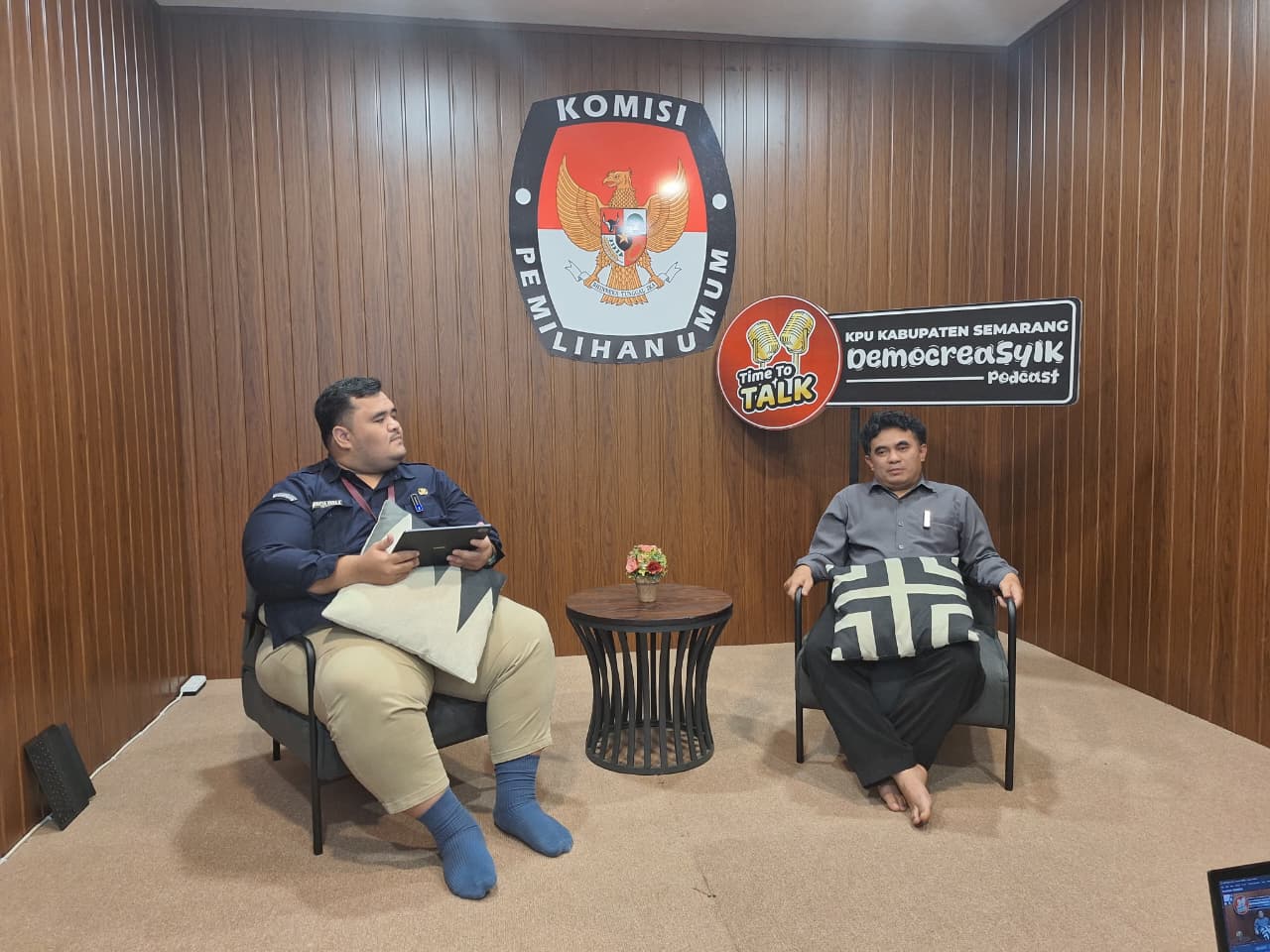 Anggota Bawaslu Kabupaten Semarang Divisi Penanganan Pelanggaran dan Data Informasi, Nurkus Budiyantomo (kanan) dalam kegiatan Democreasyik, Selasa 20 Januari 2026