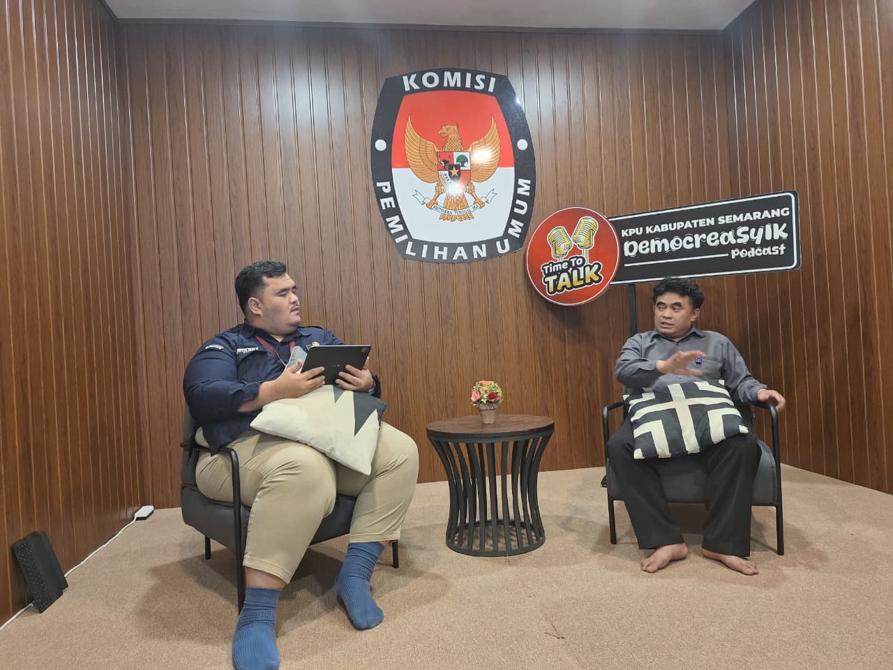 Anggota Bawaslu Kabupaten Semarang Divisi Penanganan Pelanggaran dan Data Informasi, Nurkus Budiyantomo (kanan) dalam kegiatan Democreasyik, Selasa 20 Januari 2026