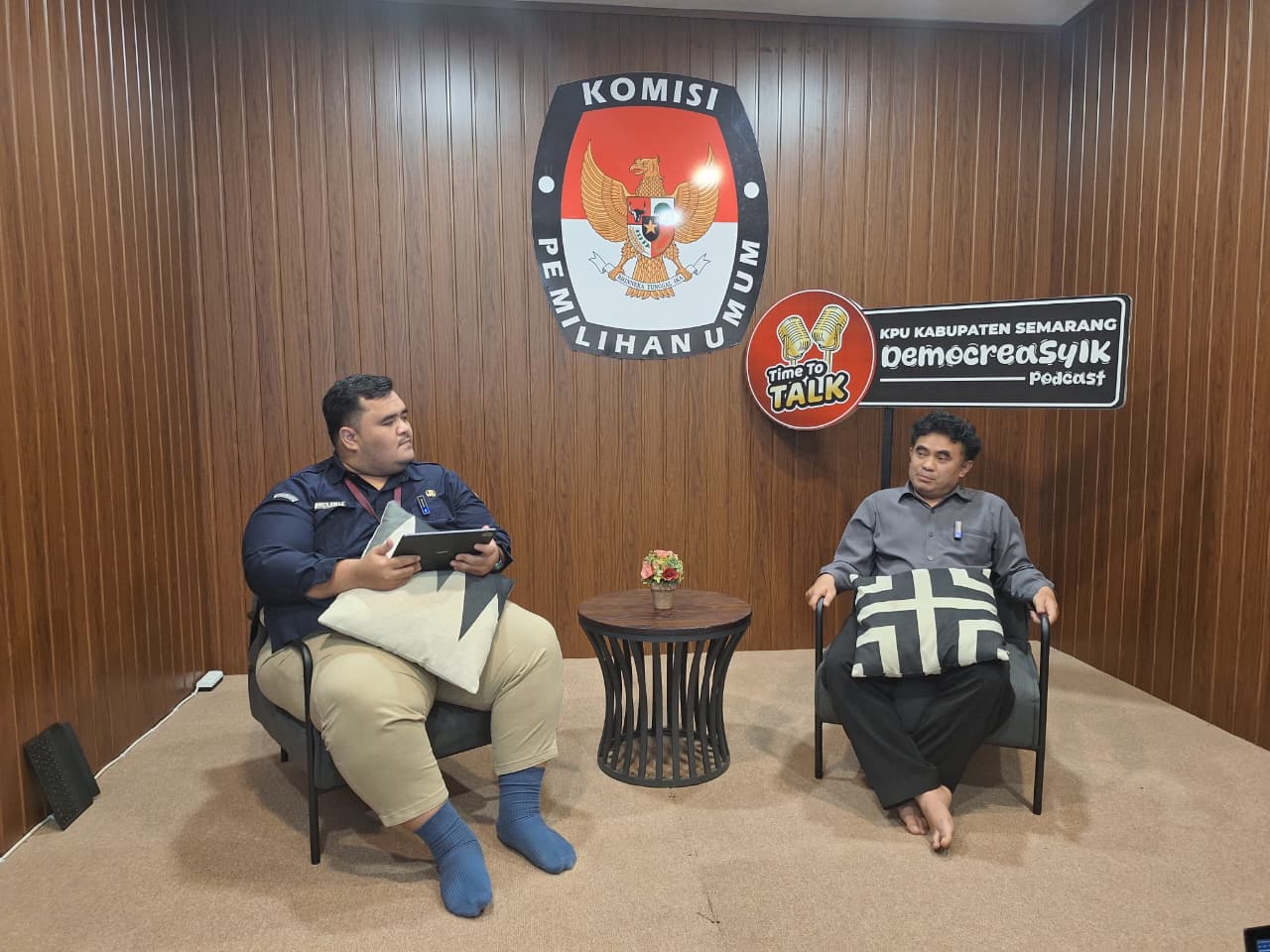 Anggota Bawaslu Kabupaten Semarang Divisi Penanganan Pelanggaran dan Data Informasi, Nurkus Budiyantomo (kanan) dalam kegiatan Democreasyik, Selasa 20 Januari 2026