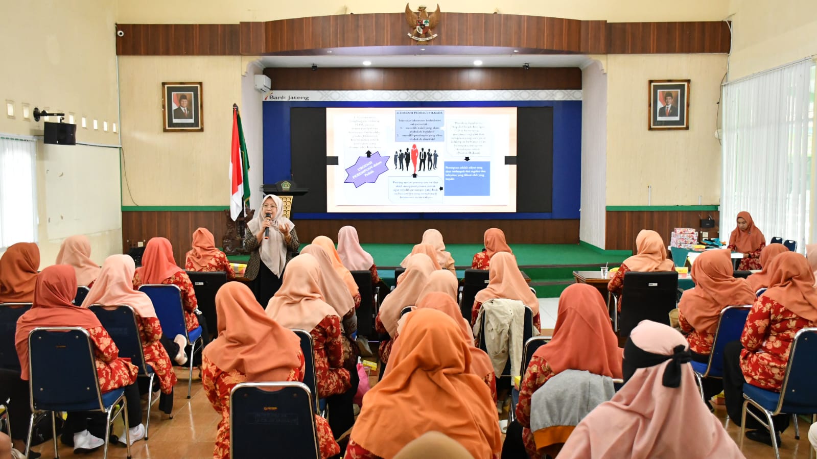 Anggota Bawaslu Kabupaten Semarang Divisi Hukum dan Penyelesaian Sengketa, Ummi Nu'amah (berdiri) dalam kegiatan sosialisasi di Dharma Wanita Kementerian Agama Kabupaten Semarang, Jumat 23 Januari 2026