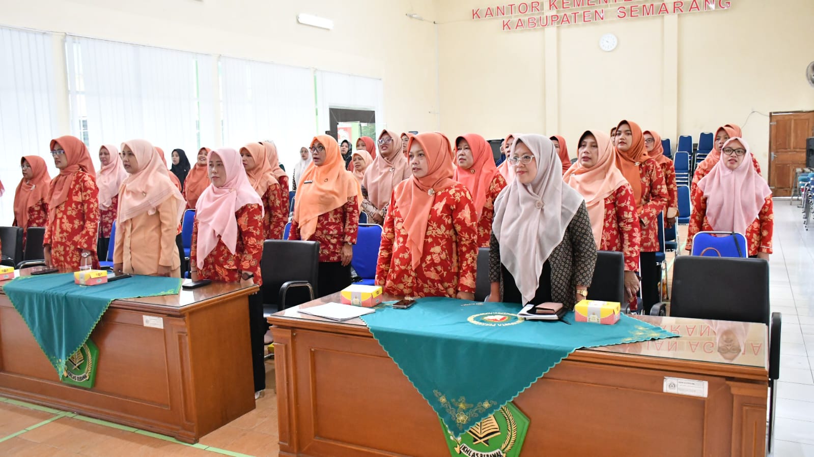 Anggota Bawaslu Kabupaten Semarang Divisi Hukum dan Penyelesaian Sengketa, Ummi Nu'amah (kanan) dalam kegiatan sosialisasi di Dharma Wanita Kementerian Agama Kabupaten Semarang, Jumat 23 Januari 2026