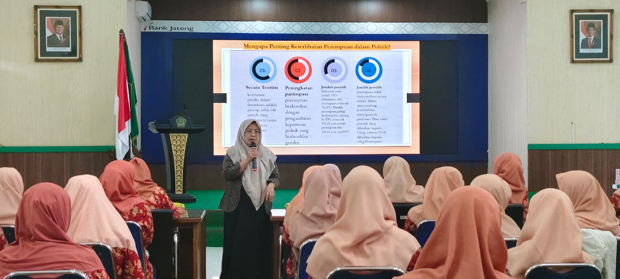 Ummi Nu'amah Kordiv Hukum dan Penyelesaian Sengketa Bawaslu Kab. Smg Menyampaikan Materi dalam acara Rapat Kerja DWP Kemenag Kabupaten Semarang, Jumat (23/01/2026)