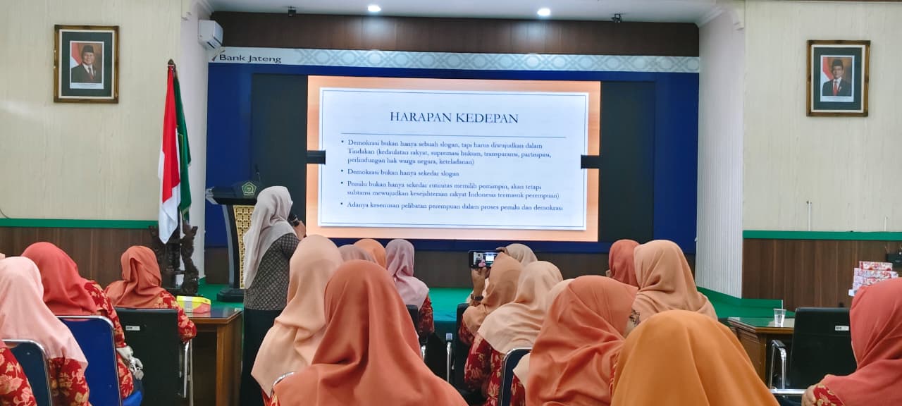 Ummi Nu'amah Kordiv Hukum dan Penyelesaian Sengketa Bawaslu Kab. Smg Menyampaikan Materi dalam acara Rapat Kerja DWP Kemenag Kabupaten Semarang, Jumat (23/01/2026)