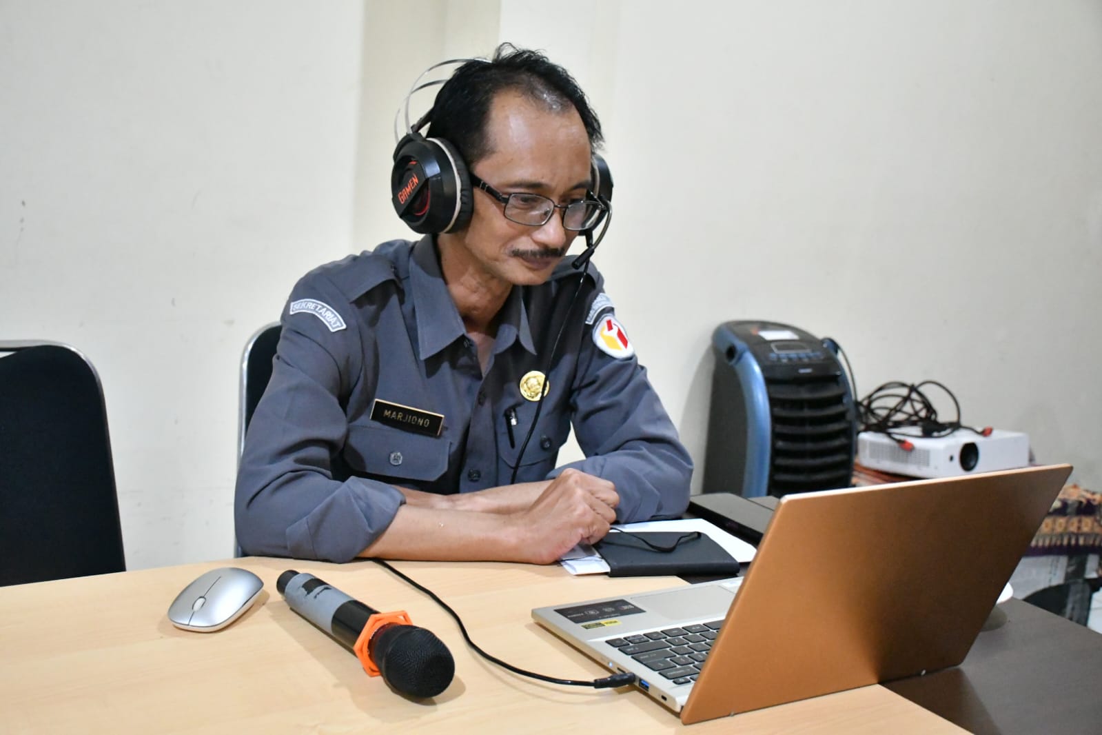 Kepala Sekretariat Bawaslu Kabupaten Semarang, Marjiono saat mengikuti kegiatan Rapat Mingguan Pembinaan dan Evaluasi yang diselenggarakan oleh Bawaslu RI, Senin 26 Januari 2026