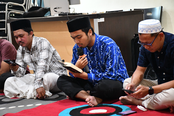 Staf Bawaslu Kabupaten Semarang, Noor M. Nasyar melantunkan Ayat Suci Al  Qur'an pada kegiatan Tadaruz tanggal 19 Februari 2025.