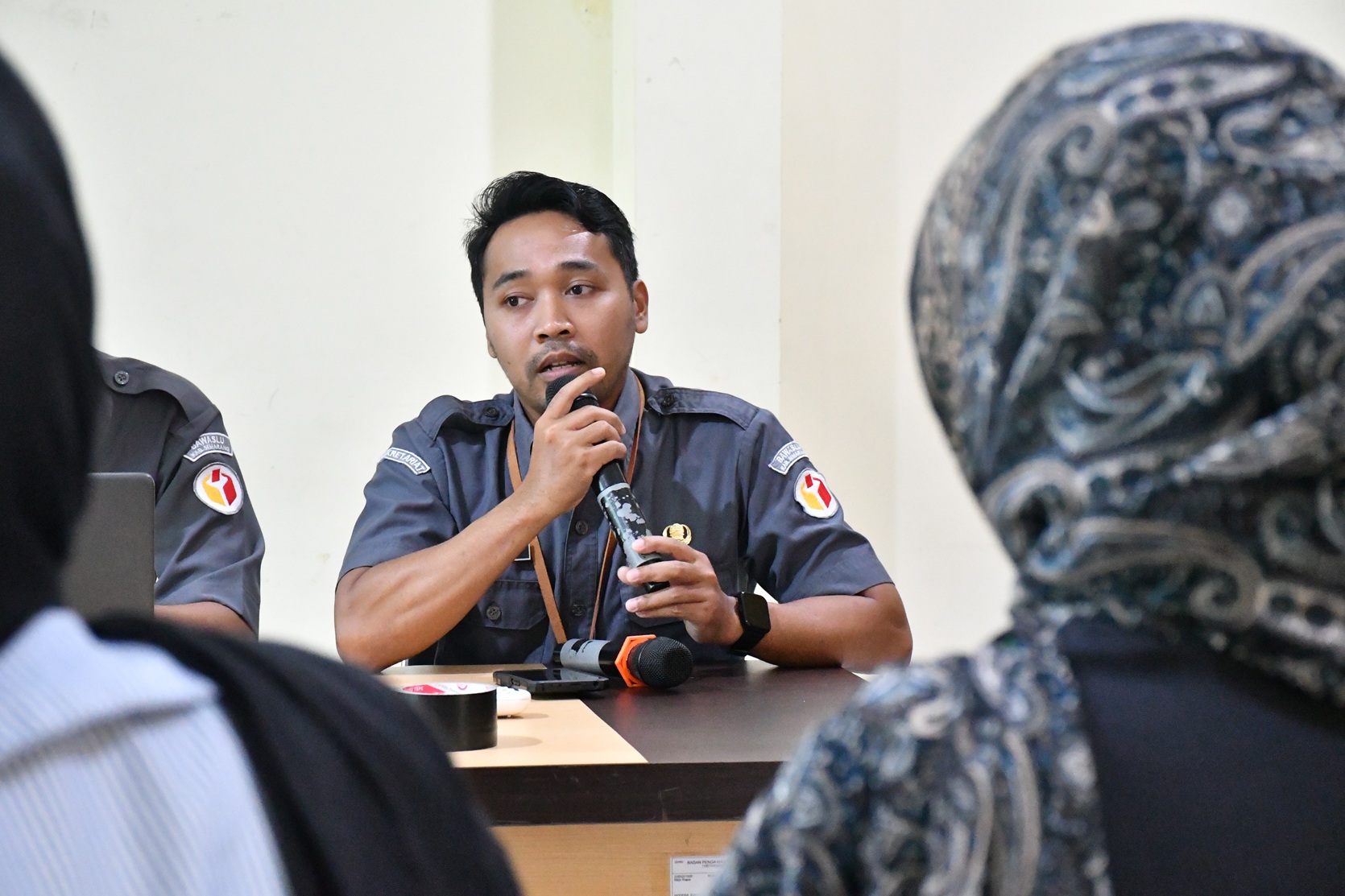 Staf Sub Bagian Pengawasan Pemilu dan Humas, Khoirul Umam memaparkan materi pada kegiatan Pendidikan Pengawas Partisipatif (P2P) pada Selasa, 10 Februari 2026.