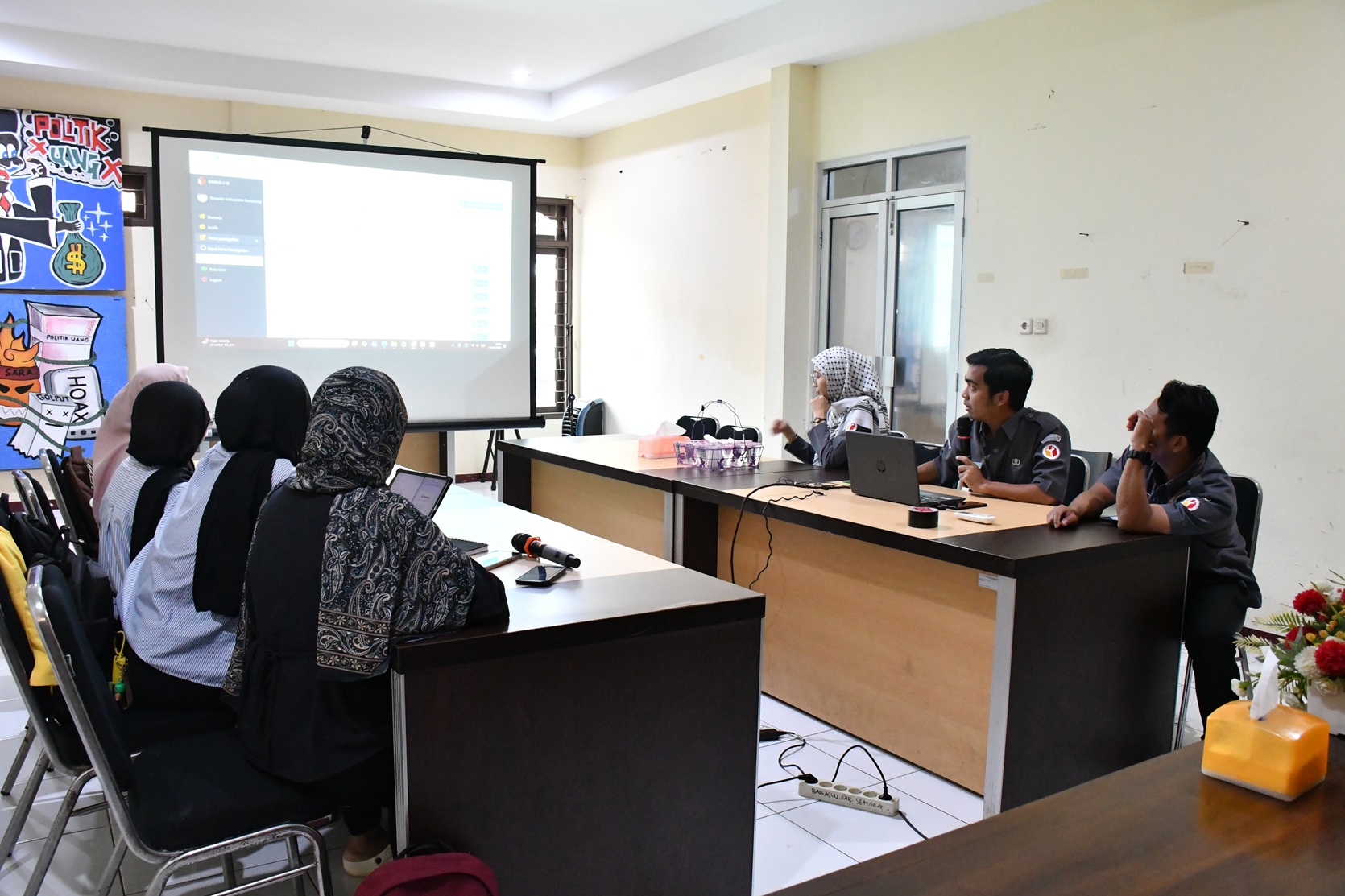 Staf Sub Bagian Pengawasan Pemilu dan Humas, Noor M. Nasyar, menyampaikan materi di kegiatan P2P pada Selasa, 10 Februari 2026.