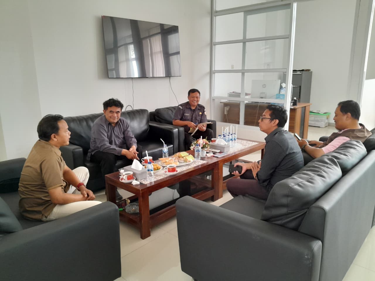 Anggota Bawaslu Kabupaten Semarang, Nurkus Budiyantomo (kemeja abu-abu) saat konsolidasi demokrasi dengan KPU Kabupaten Semarang, Senin 26 Januari 2026