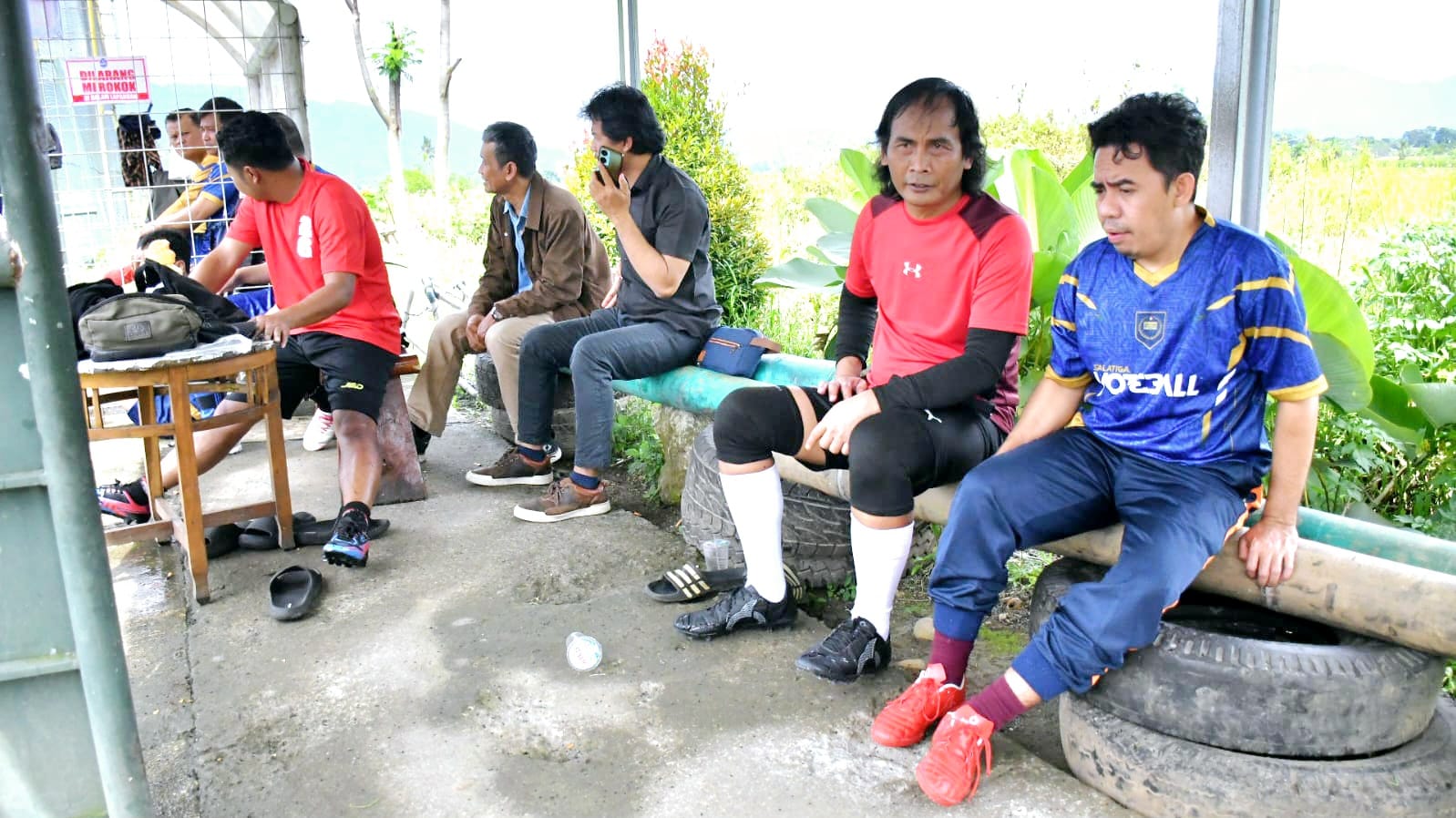 Ketua Bawaslu Kabupaten Semarang, Agus Riyanto (baju merah) saat berbincang konsolidasi dengan komunitas sepak bola, Jumat 30 Januari 2026