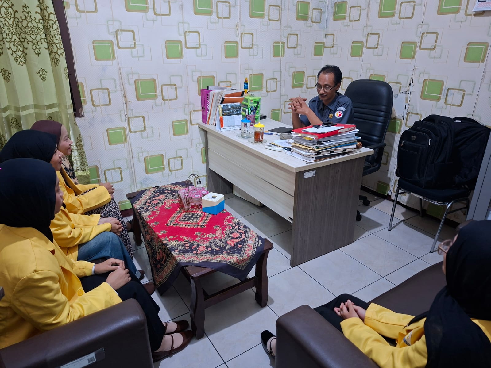 Kepala Sekretariat Bawaslu Kabupaten Semarang, Marjiono (tengah) saat menerima praktik kerja lapangan dari Universitas Negeri Semarang, Senin 2 Februari 2026