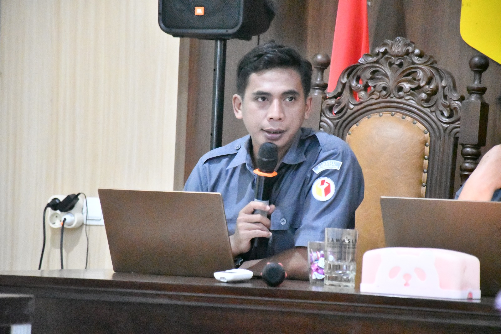 Anggota Bawaslu Kabupaten Semarang Divisi Pencegahan, Parmas dan Humas, Muharom Al Rosyid saat menyampaikan arahan pada kegiatan rapat rutin seninan, 2 Februari 2026