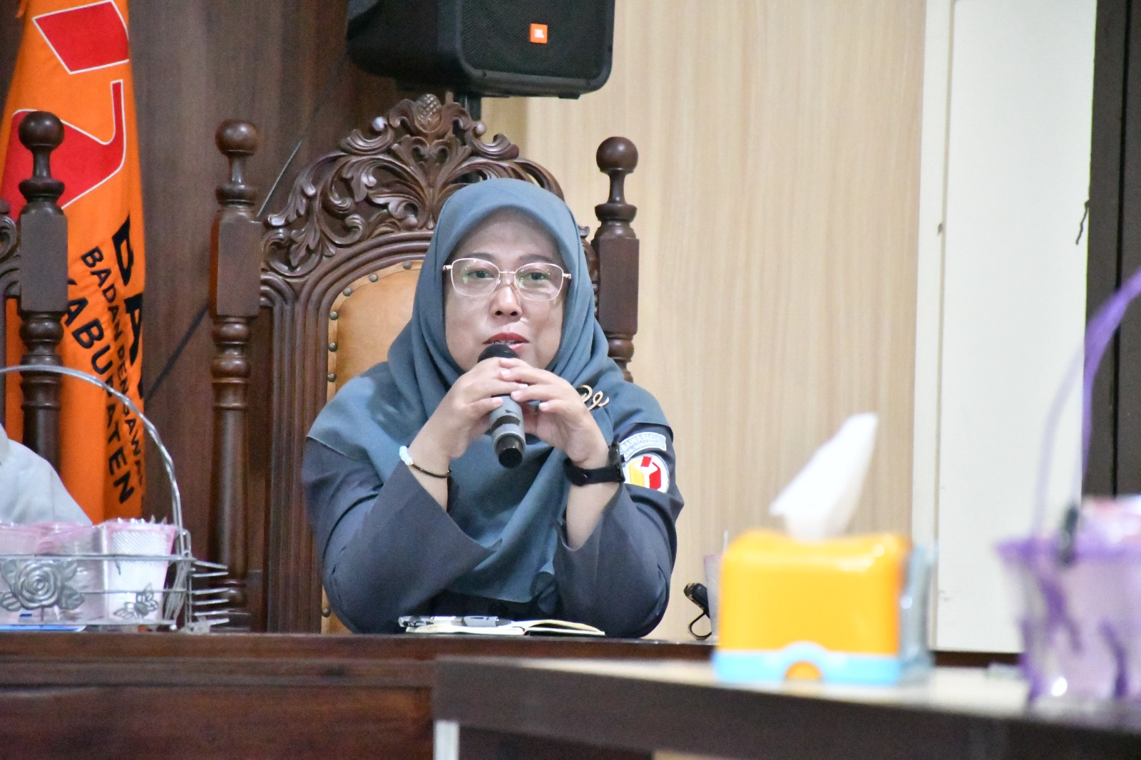 Anggota Bawaslu Kabupaten Semarang Divisi SDMO dan Diklat, Fithriyah saat menyampaikan arahan pada kegiatan rapat rutin seninan, 2 Februari 2026