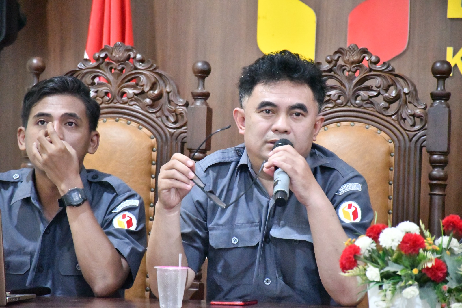 Anggota Bawaslu Kabupaten Semarang Divisi Penanganan Pelanggaran dan Datin, Nurkus Budiyantomo (kanan) saat memberikan arahan pada kegiatan rapat seninan, 2 Februari 2026