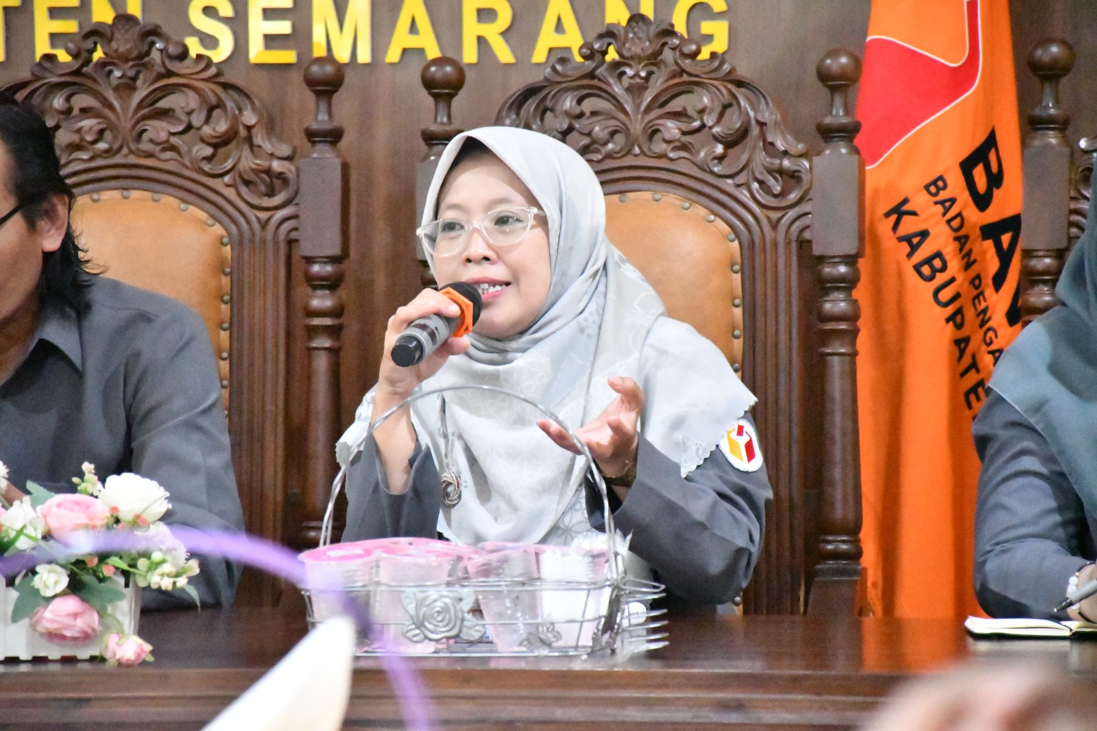 Anggota Bawaslu Kabupaten Semarang Divisi Hukum dan Penyelesaian Sengketa, Ummi Nu'amah saat menyampaikan arahan dalam rapat seninan, 2 Februari 2026