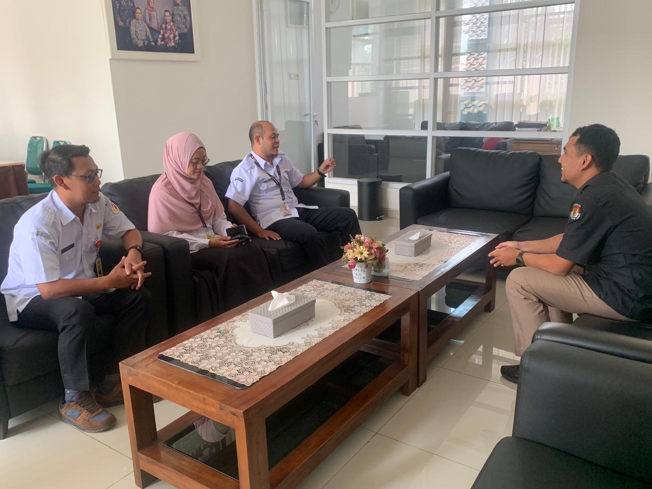 Bawaslu Kabupaten Semarang melaksanakan koordinasi dengan KPU Kabupaten Semarang terkait pembahasan Rencana Anggaran Biaya (RAB) Hibah Tahun 2029 pada Rabu, 11 Februari 2026.