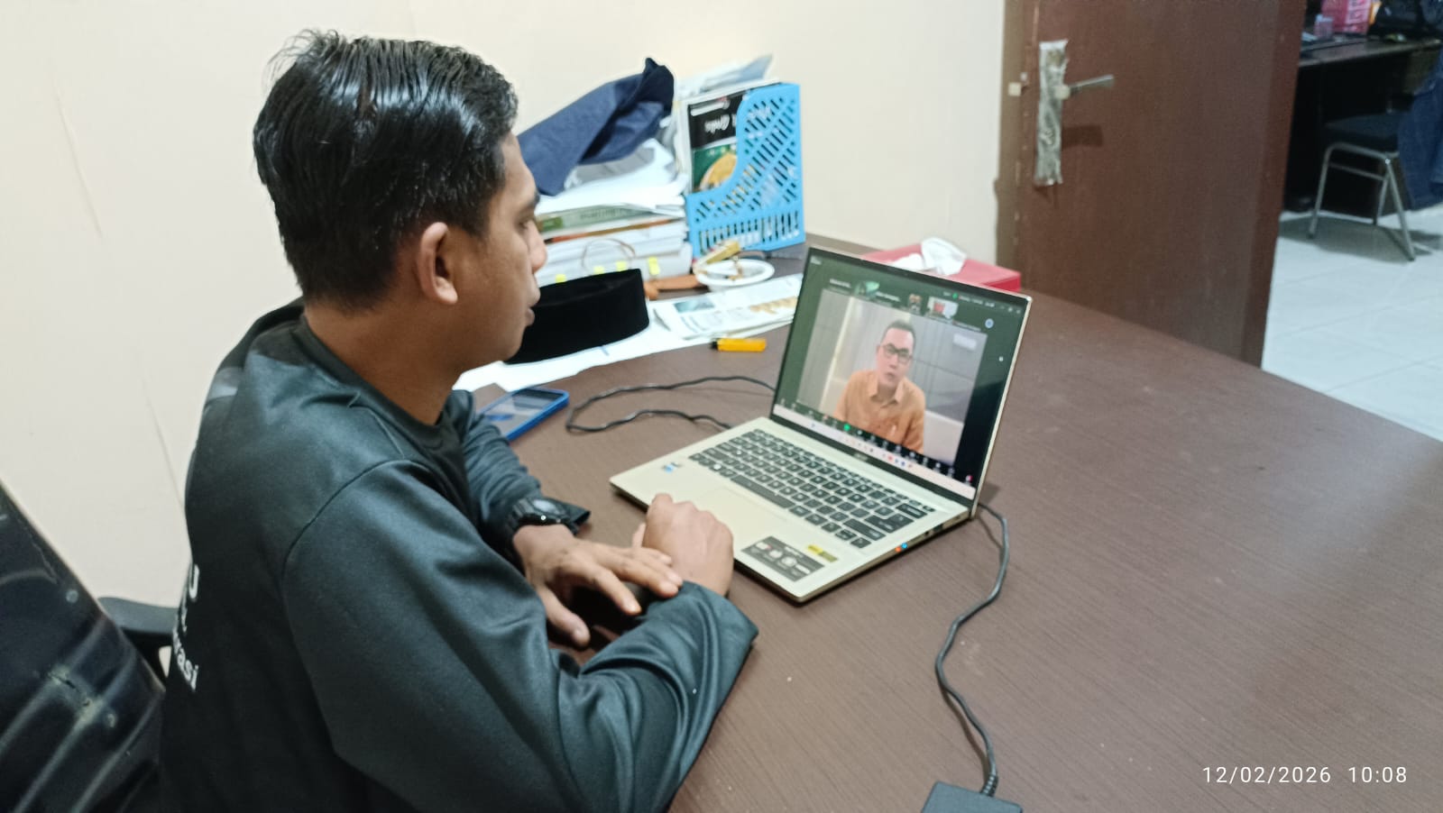 Anggota Bawaslu Kabupaten Semarang, Muharom Al Rosyid, mengikuti zoom meeting Sosialisasi Ngabuburit Pengawasan pada Kamis, 12 Februari 2026.