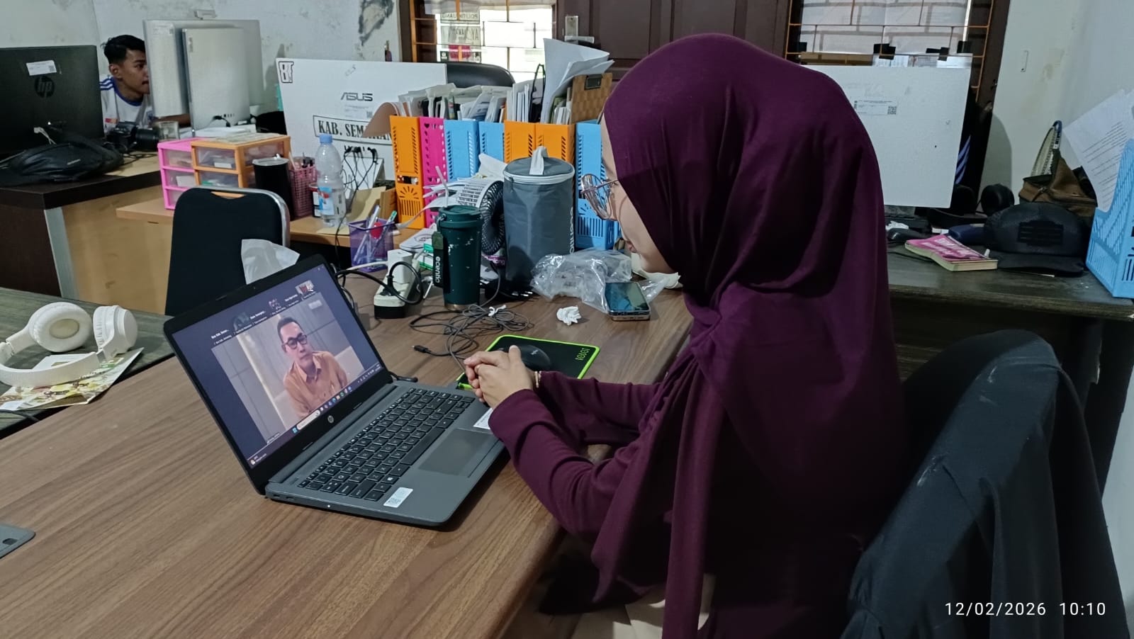Kasubag Pengawasan Pemilu dan Humas Widya Astuti mengikuti Sosialisasi Ngabuburit Pengawasan secara daring melalui Zoom, Kamis (12/2/2026).