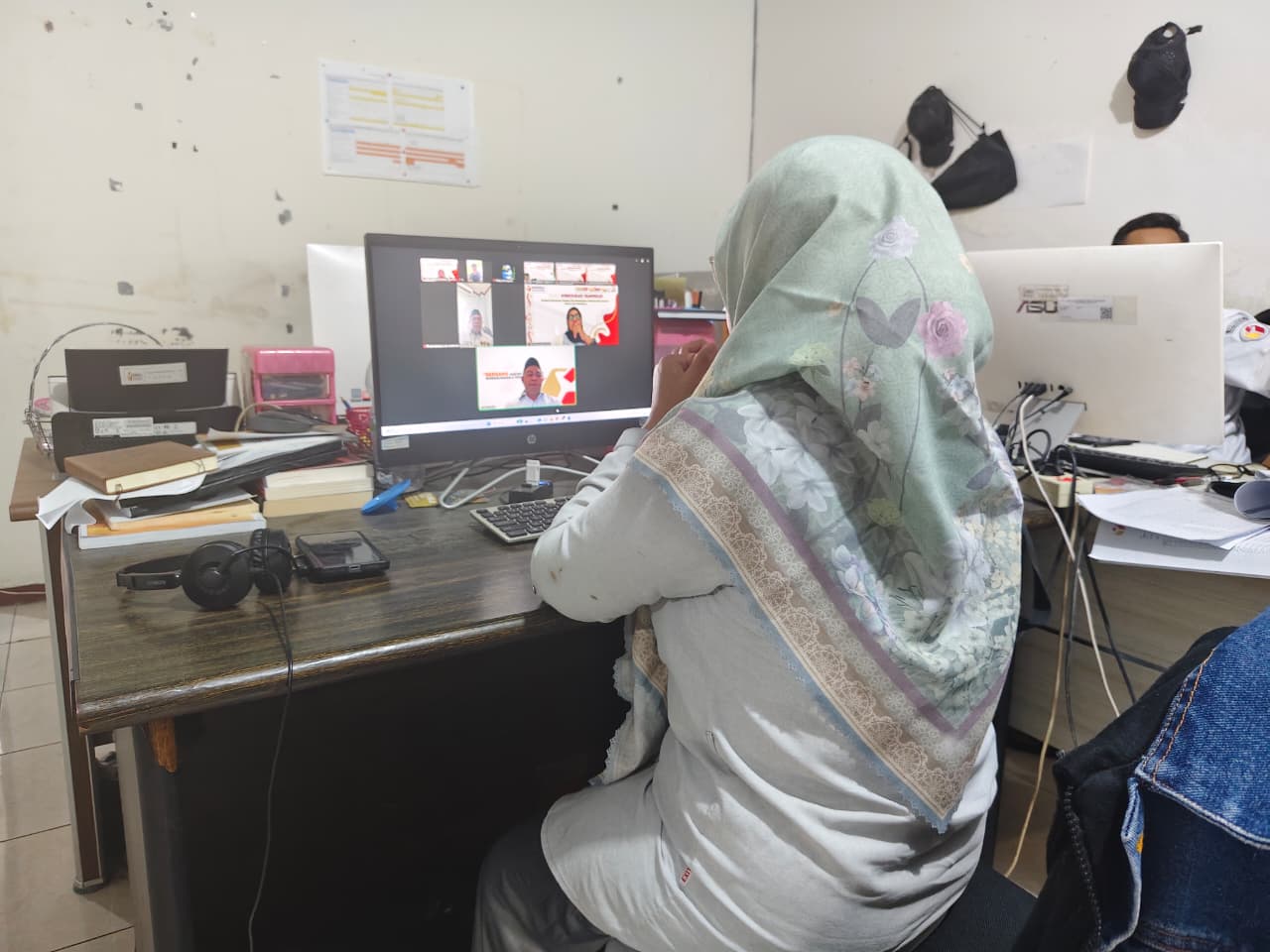 Anggota Bawaslu Kabupaten Semarang. Ummi Nu'amah mengikuti Konsolidasi Demokrasi dengan tema “Mitigasi Demokrasi: Deteksi Dini Memetakan Problematika Hukum Pemilu dan Pemilihan.”