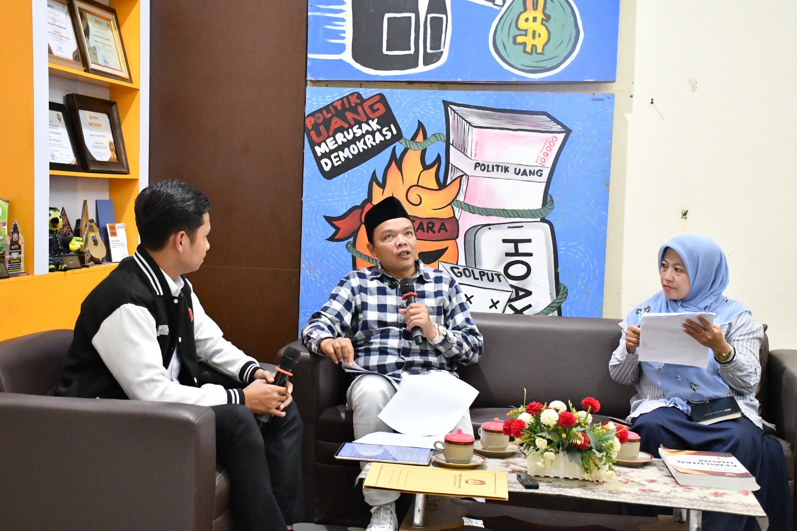 Kordiv Hukum dan Penyelesaian Sengketa Bawaslu Kabupaten Semarang, Ummi Nu'amah, S.Pd., bersama Mohammad Talkhis, S.Pd. Selaku anggota KPU Kabupaten Semarang Bidang Teknis Penyelenggaraan Pemilu Saat menjadi Narasumber Podcast Bawasantai yang tayang di Kanal Youtube Bawaslu Kabupaten Semarang Jumat, (27/02/2026)