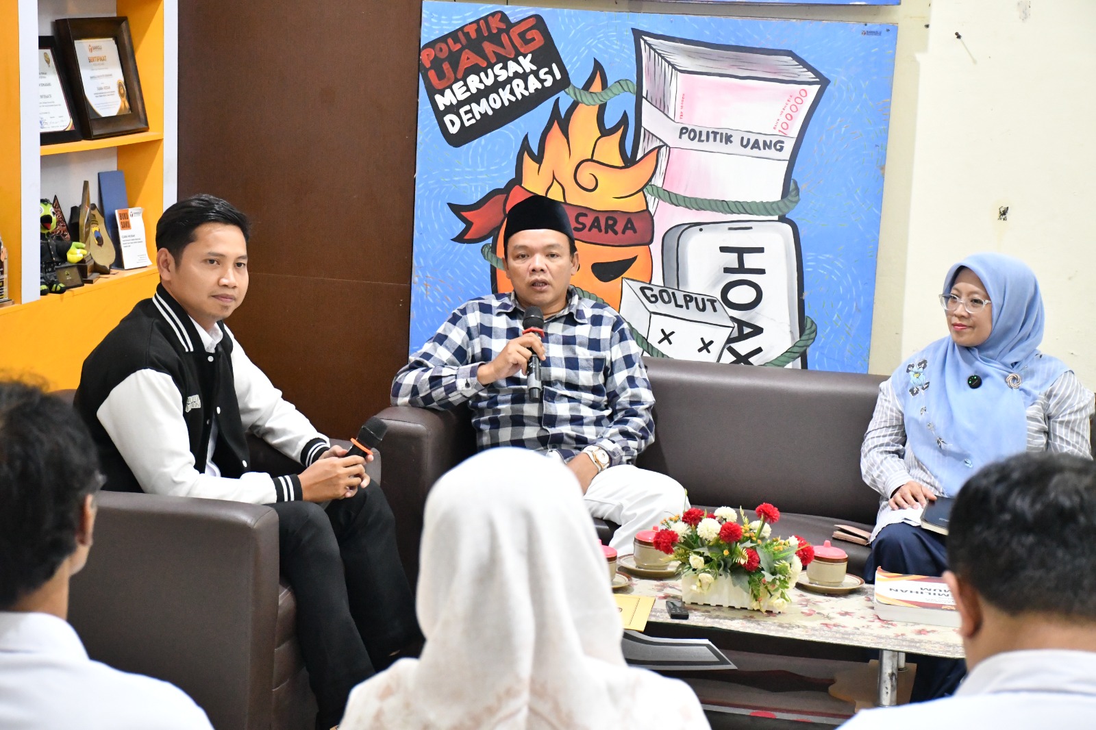 Kordiv Hukum dan Penyelesaian Sengketa Bawaslu Kabupaten Semarang, Ummi Nu'amah, S.Pd. bersama Mohammad Talkhis, S.Pd. Selaku anggota KPU Kabupaten Semarang Bidang Teknis Penyelenggaraan Pemilu Saat menjadi Narasumber Podcast Bawasantai yang tayang di Kanal Youtube Bawaslu Kabupaten Semarang Jumat, (27/02/2026)