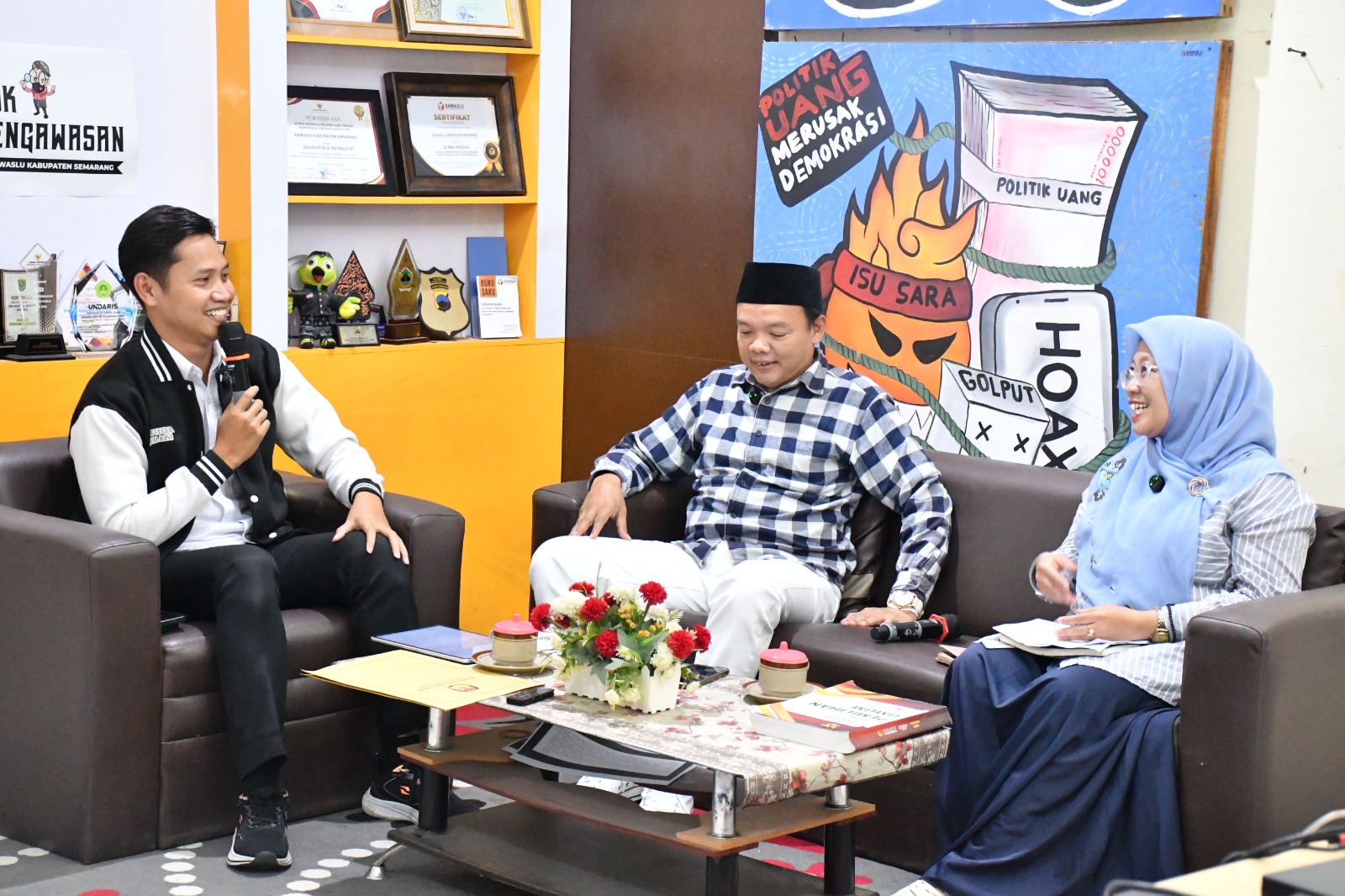 Kordiv Hukum dan Penyelesaian Sengketa Bawaslu Kabupaten Semarang, Ummi Nu'amah, S.Pd. bersama Mohammad Talkhis, S.Pd. Selaku anggota KPU Kabupaten Semarang Bidang Teknis Penyelenggaraan Pemilu Saat menjadi Narasumber Podcast Bawasantai yang tayang di Kanal Youtube Bawaslu Kabupaten Semarang Jumat, (27/02/2026)