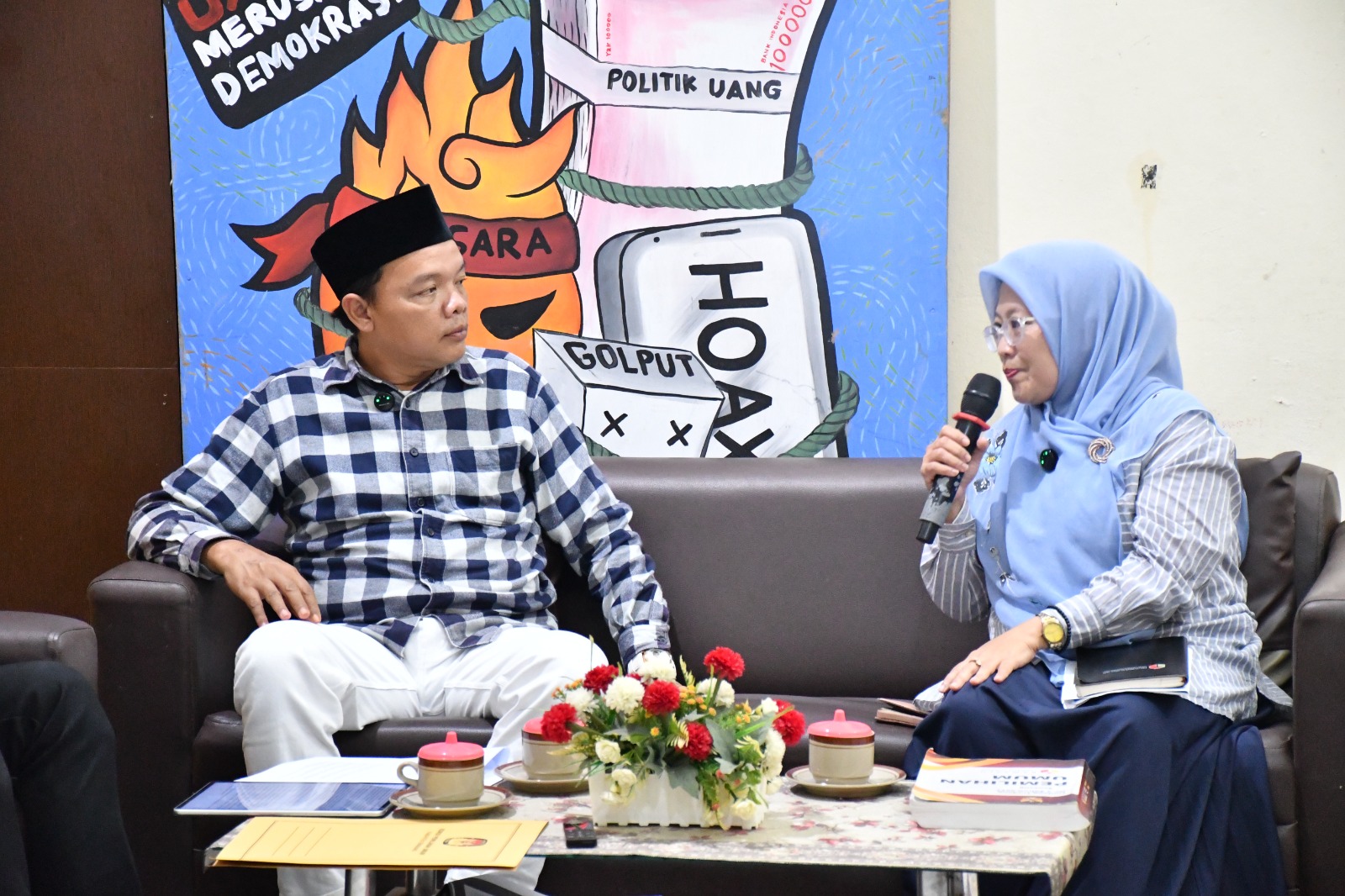 Kordiv Hukum dan Penyelesaian Sengketa Bawaslu Kabupaten Semarang, Ummi Nu'amah, S.Pd. bersama Mohammad Talkhis, S.Pd. Selaku anggota KPU Kabupaten Semarang Bidang Teknis Penyelenggaraan Pemilu Saat menjadi Narasumber Podcast Bawasantai yang tayang di Kanal Youtube Bawaslu Kabupaten Semarang Jumat, (27/02/2026)