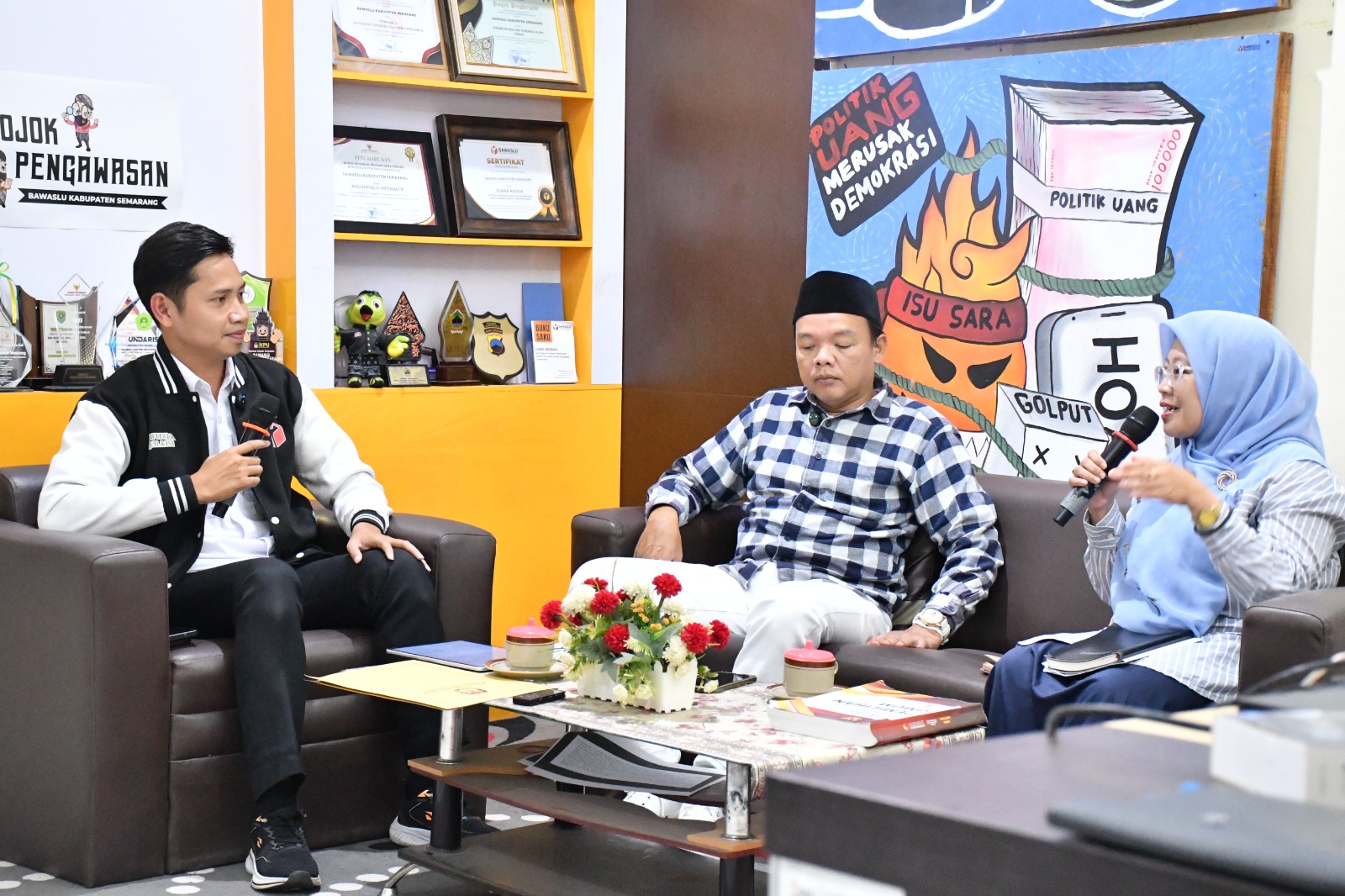 Kordiv Hukum dan Penyelesaian Sengketa Bawaslu Kabupaten Semarang, Ummi Nu'amah, S.Pd., bersama Mohammad Talkhis, S.Pd. Selaku anggota KPU Kabupaten Semarang Bidang Teknis Penyelenggaraan Pemilu Saat menjadi Narasumber Podcast Bawasantai yang tayang di Kanal Youtube Bawaslu Kabupaten Semarang Jumat, (27/02/2026)