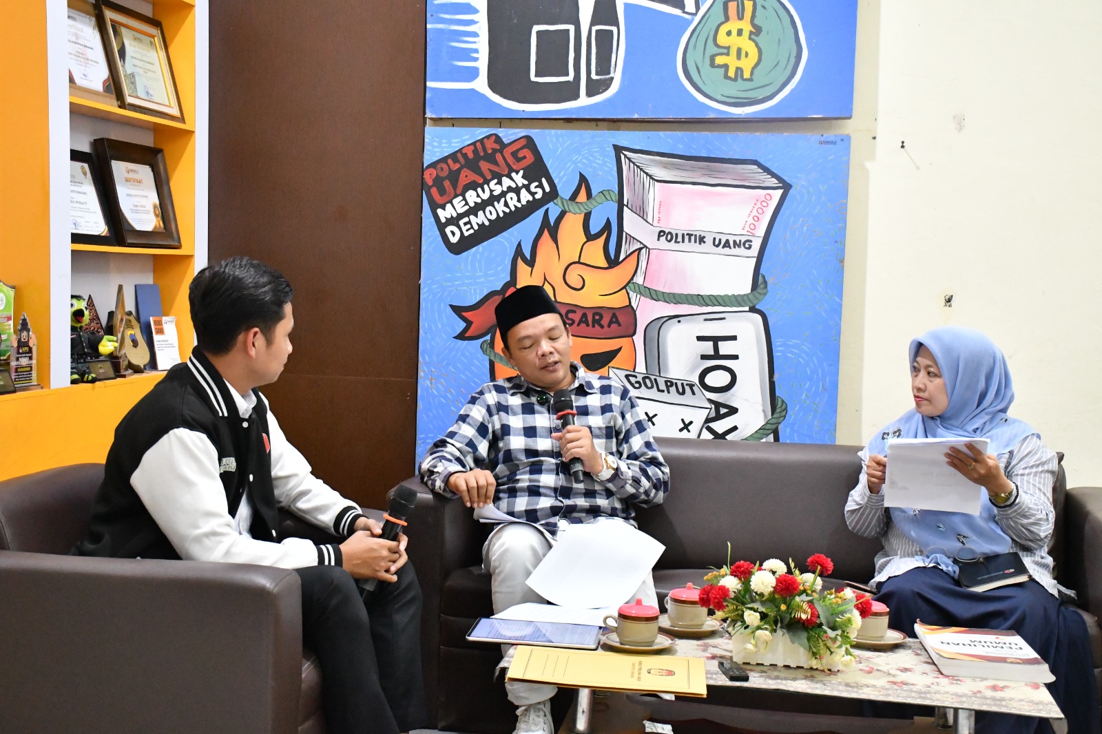 Kordiv Hukum dan Penyelesaian Sengketa Bawaslu Kabupaten Semarang, Ummi Nu'amah, S.Pd., bersama Mohammad Talkhis, S.Pd. Selaku anggota KPU Kabupaten Semarang Bidang Teknis Penyelenggaraan Pemilu Saat menjadi Narasumber Podcast Bawasantai yang tayang di Kanal Youtube Bawaslu Kabupaten Semarang Jumat, (27/02/2026)