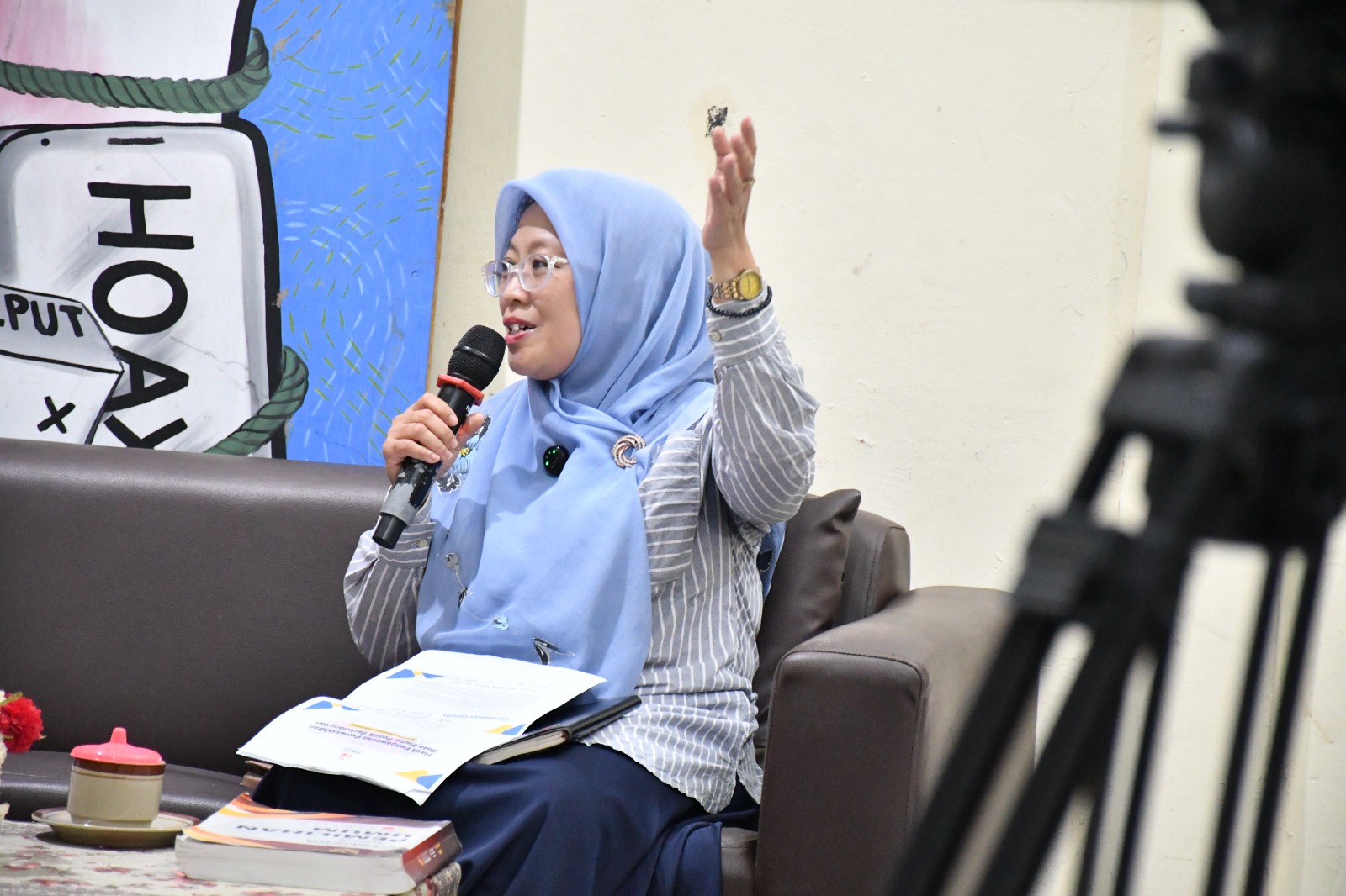 Kordiv Hukum dan Penyelesaian Sengketa Bawaslu Kabupaten Semarang, Ummi Nu'amah, S.Pd. Saat menjadi Narasumber Podcast Bawasantai yang tayang di Kanal Youtube Bawaslu Kabupaten Semarang Jumat, (27/02/2026)