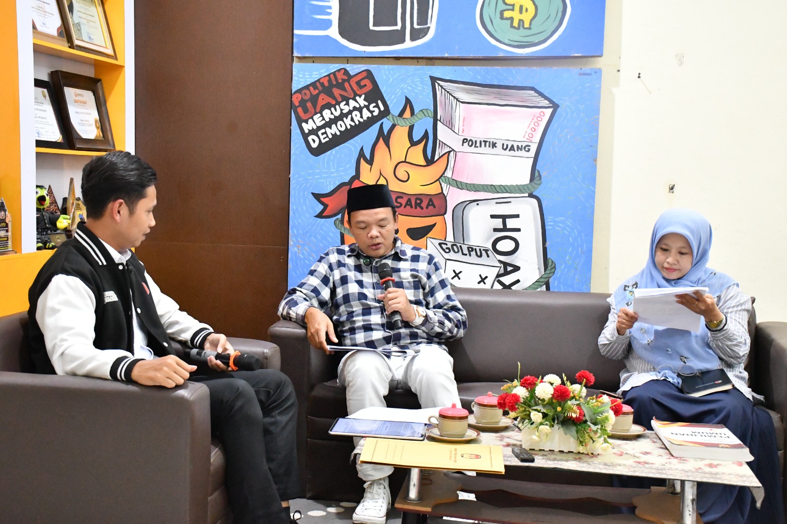 Kordiv Hukum dan Penyelesaian Sengketa Bawaslu Kabupaten Semarang, Ummi Nu'amah, S.Pd. bersama Mohammad Talkhis, S.Pd. Selaku anggota KPU Kabupaten Semarang Bidang Teknis Penyelenggaraan Pemilu Saat menjadi Narasumber Podcast Bawasantai yang tayang di Kanal Youtube Bawaslu Kabupaten Semarang Jumat, (27/02/2026)